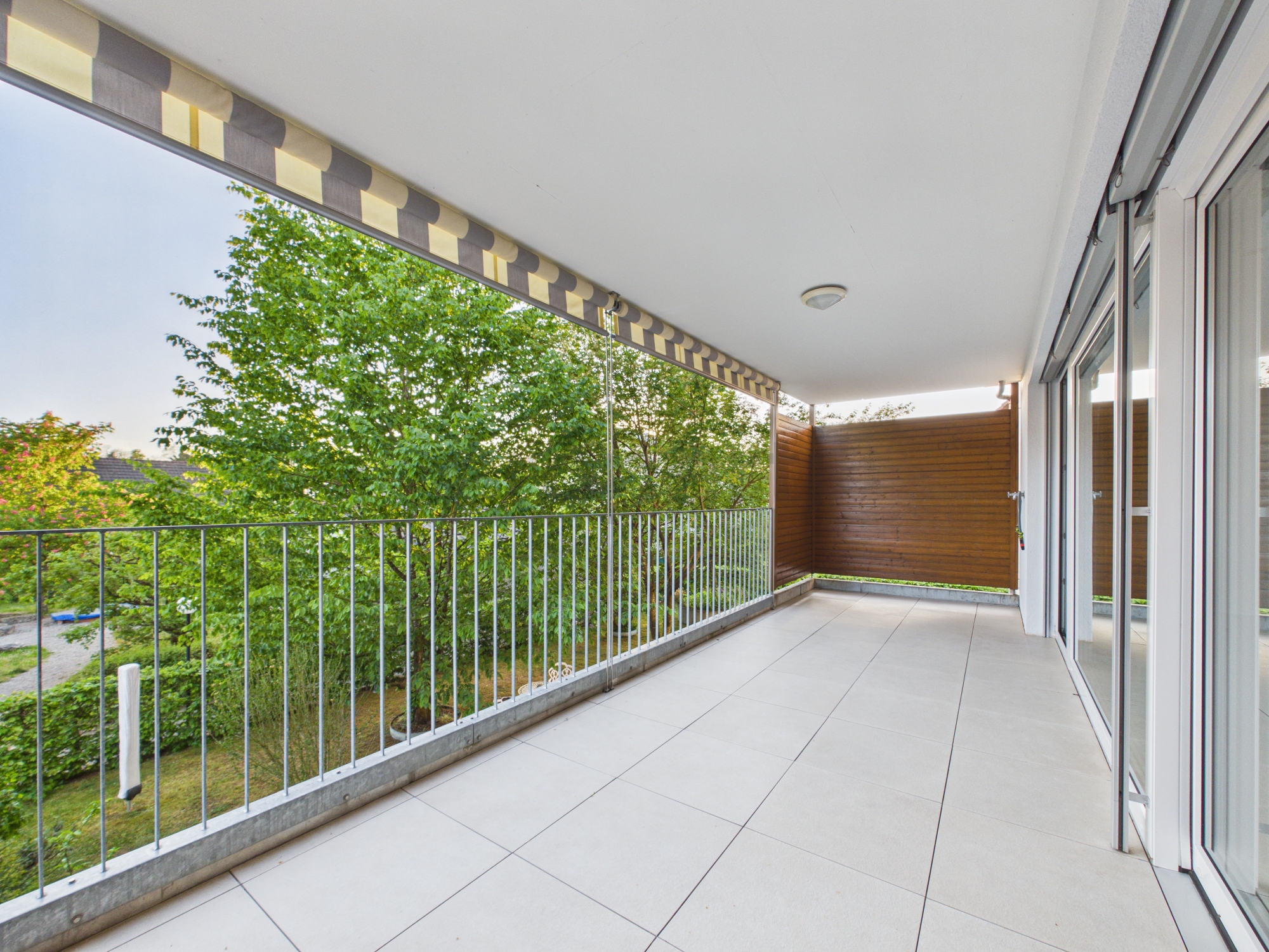 Überdachter Balkon mit Blick ins Grüne