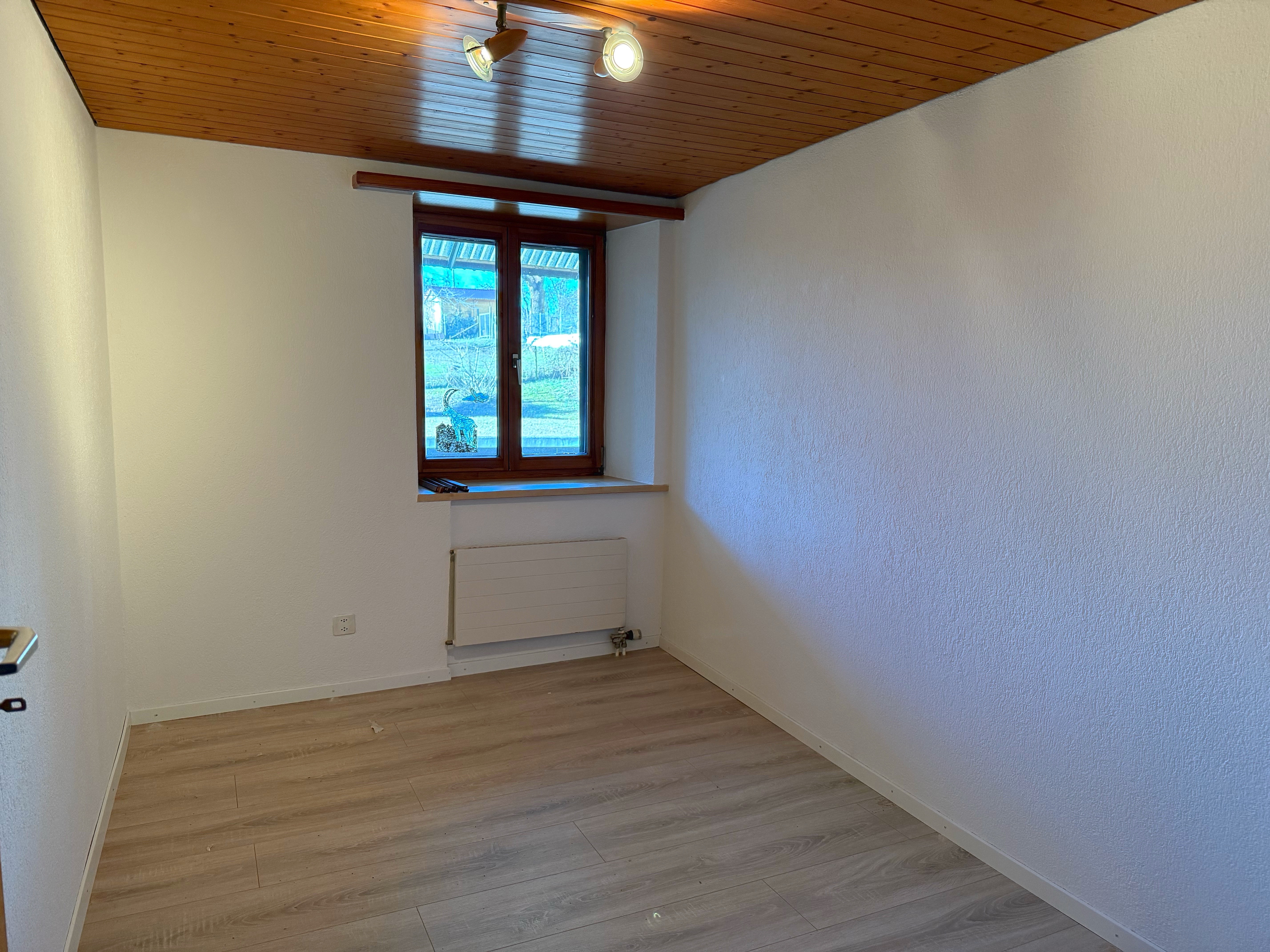 Kleiner leerer Raum mit Fenster