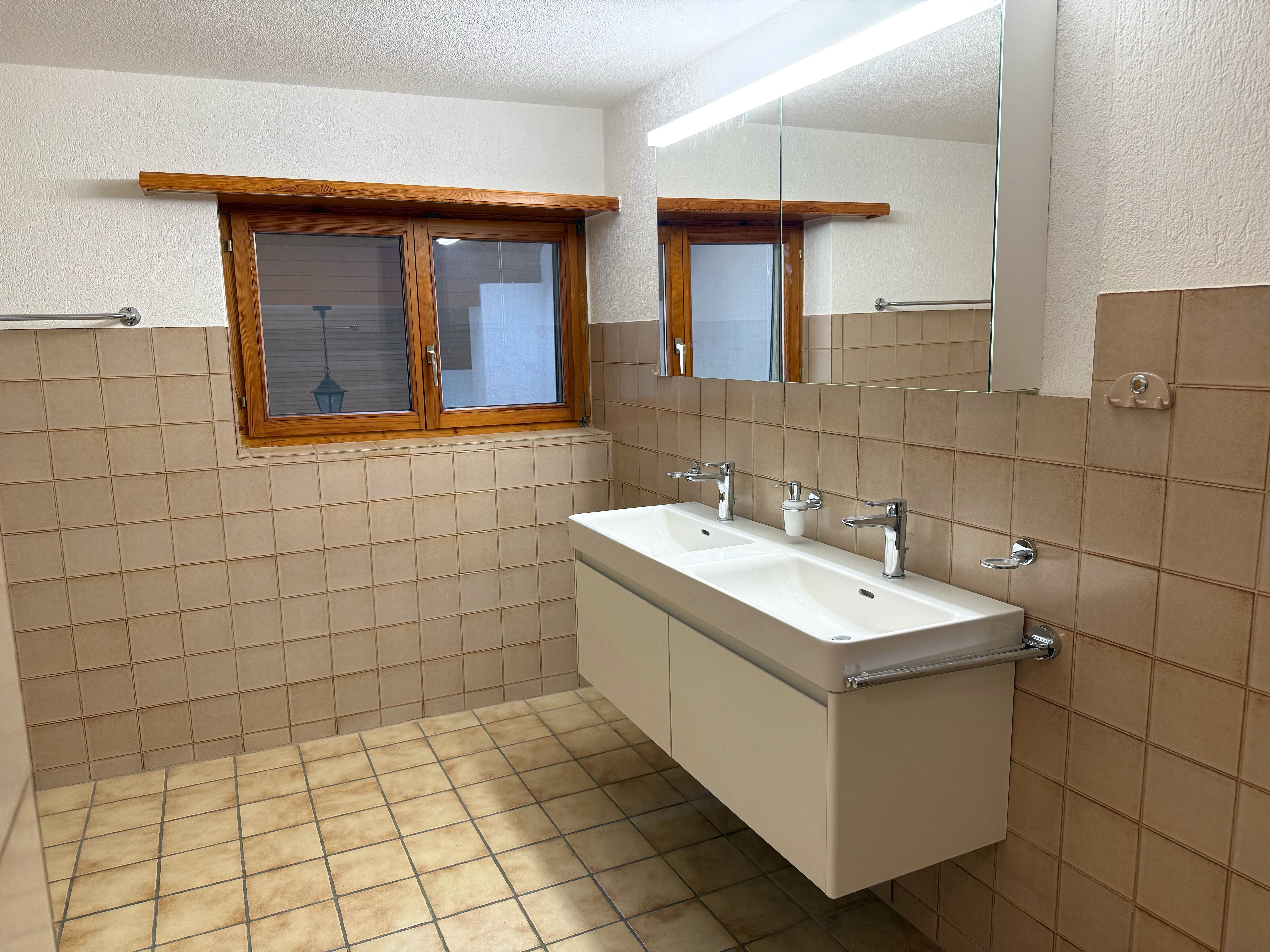 Badezimmer mit Doppelwaschtisch