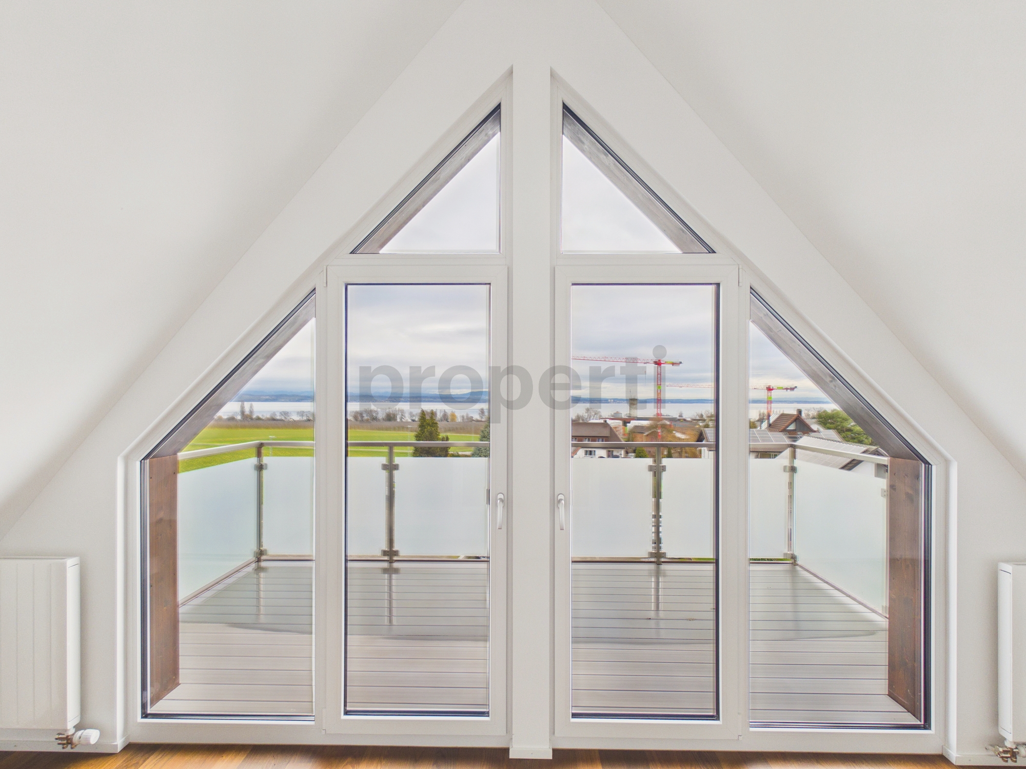 Dachgeschossfenster mit Balkonblick