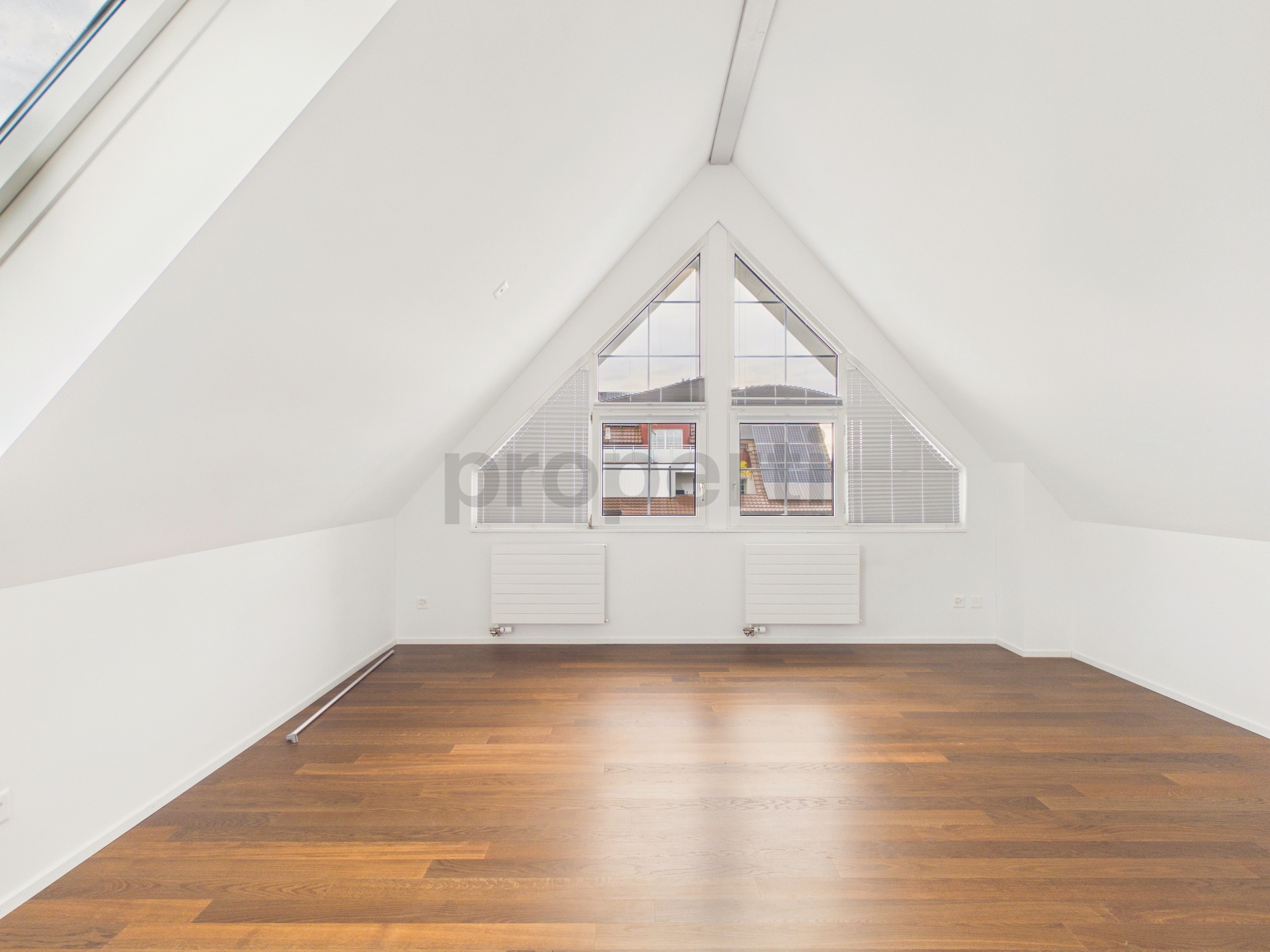 Heller Dachgeschossraum mit Spitzfenster