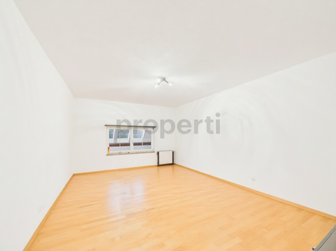 Leerer heller Raum mit Fenster