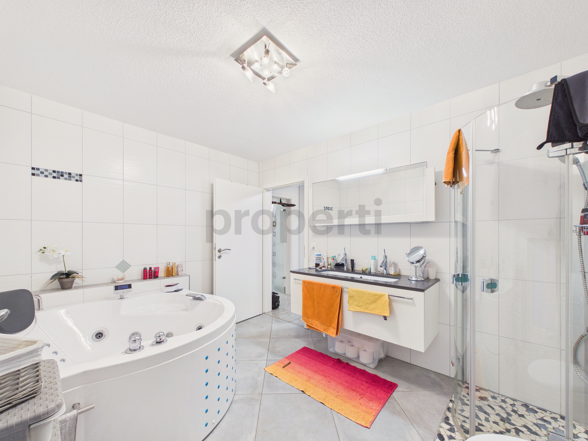 Modernes Badezimmer mit Whirlpool-Wanne und Doppelwaschtisch