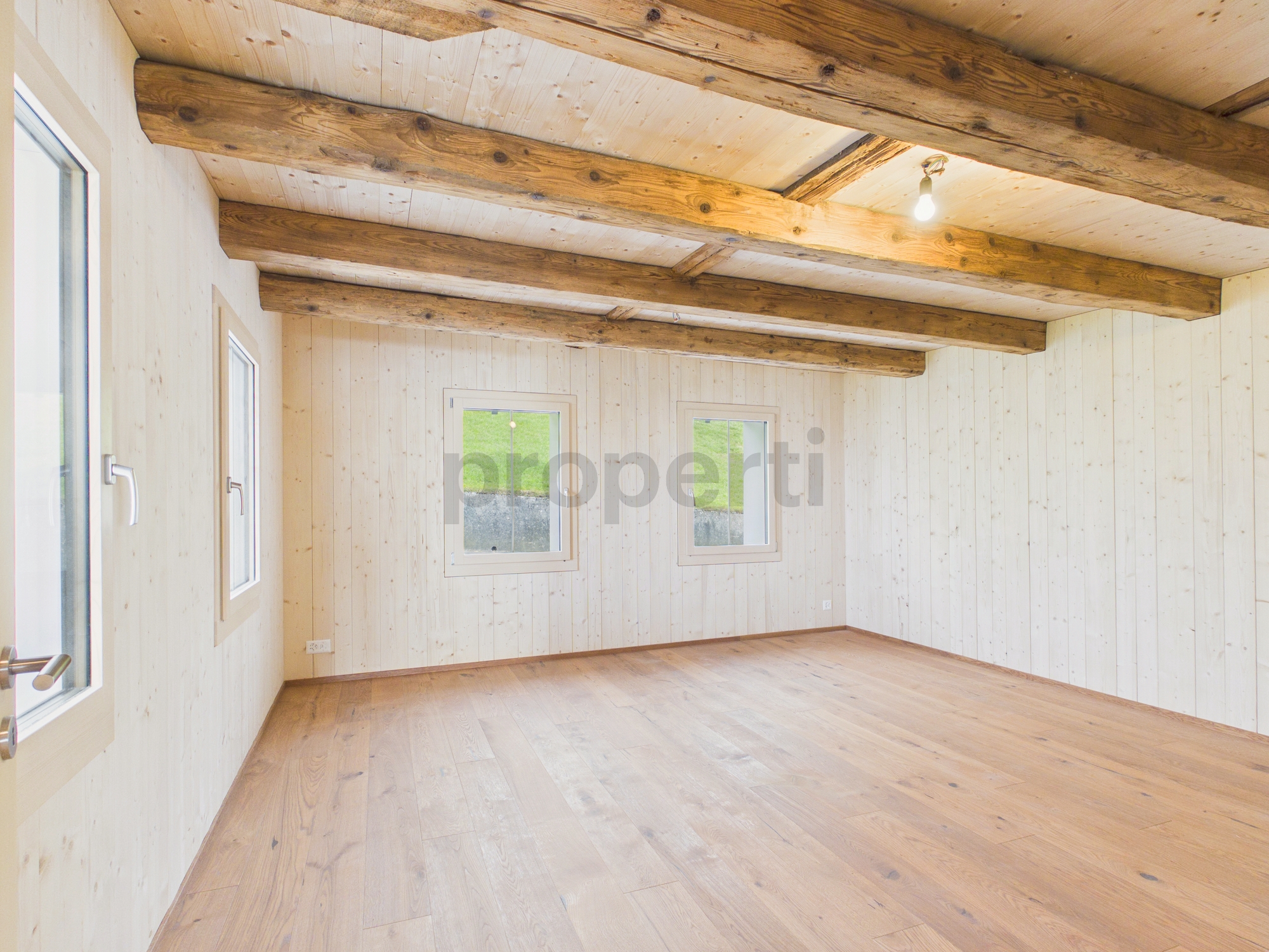 Leerer heller Raum mit Holzdecke