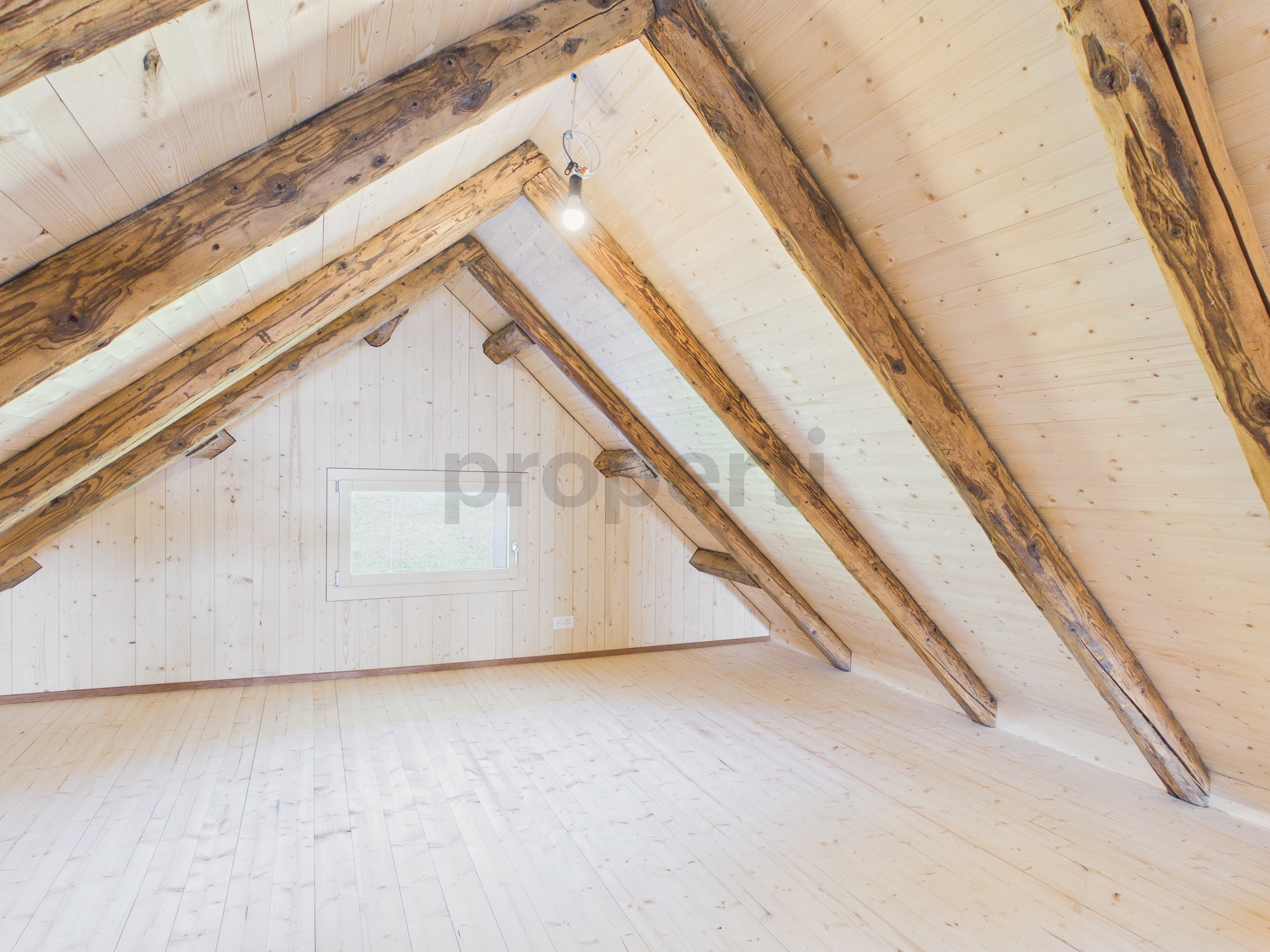 Ausgebauter Dachraum mit sichtbaren Holzbalken