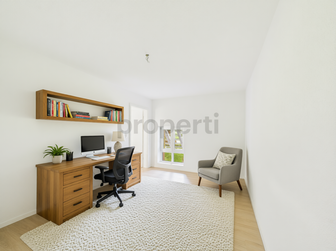 Helles Arbeitszimmer mit Schreibtisch und Sessel