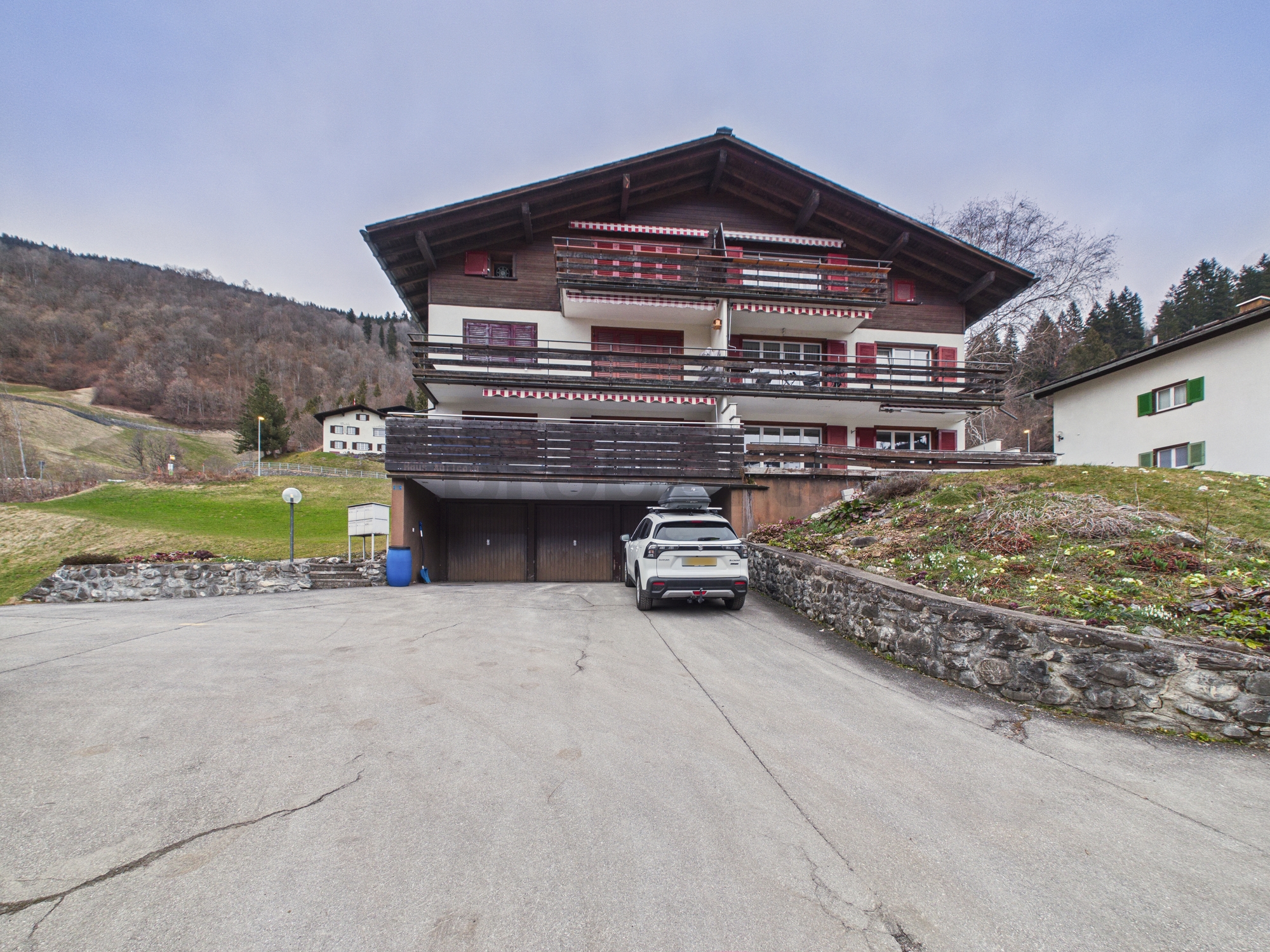 Alpines Mehrfamilienhaus mit Garagenzufahrt