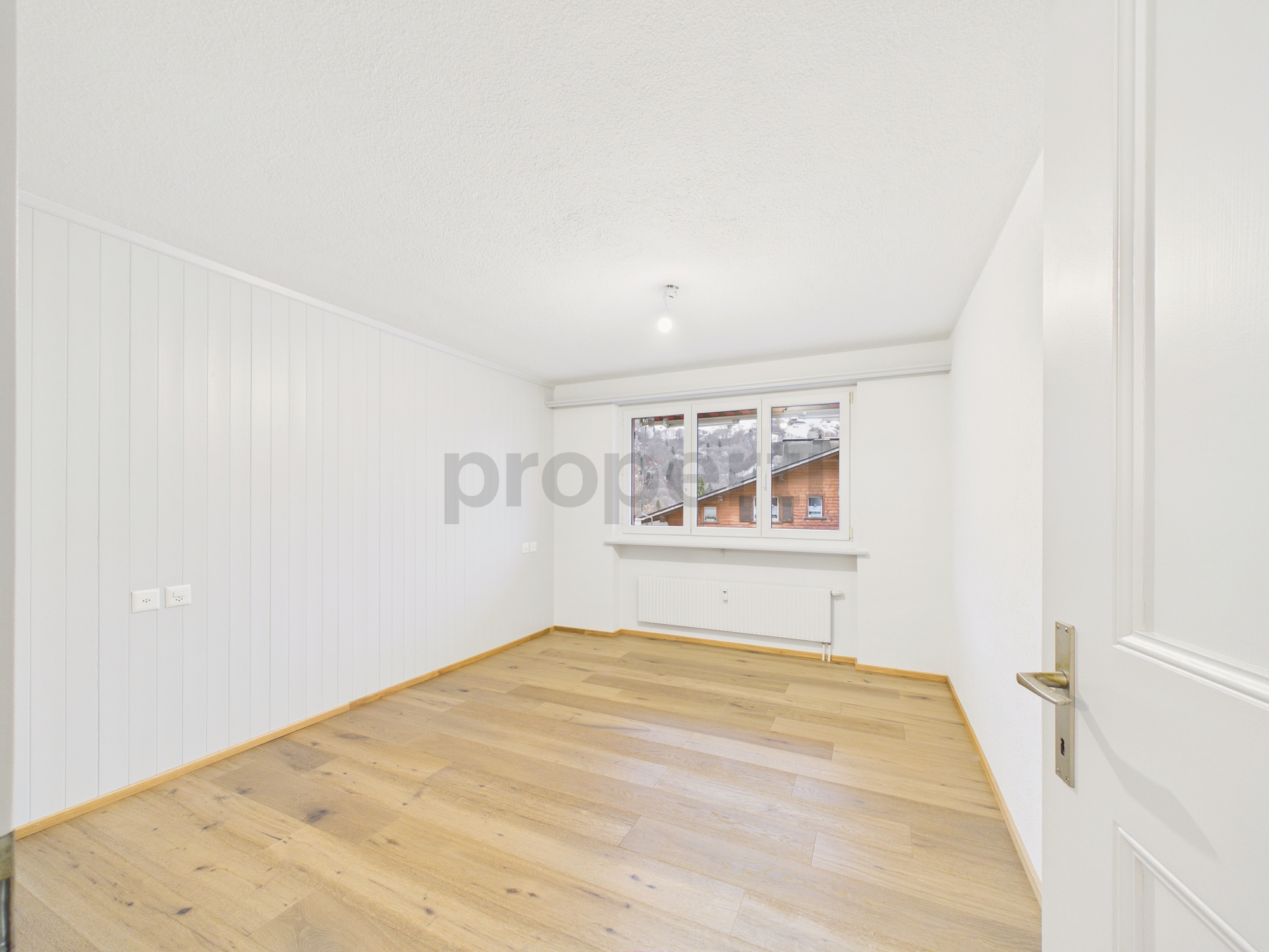 Helles, leeres Schlafzimmer mit Dachschräge