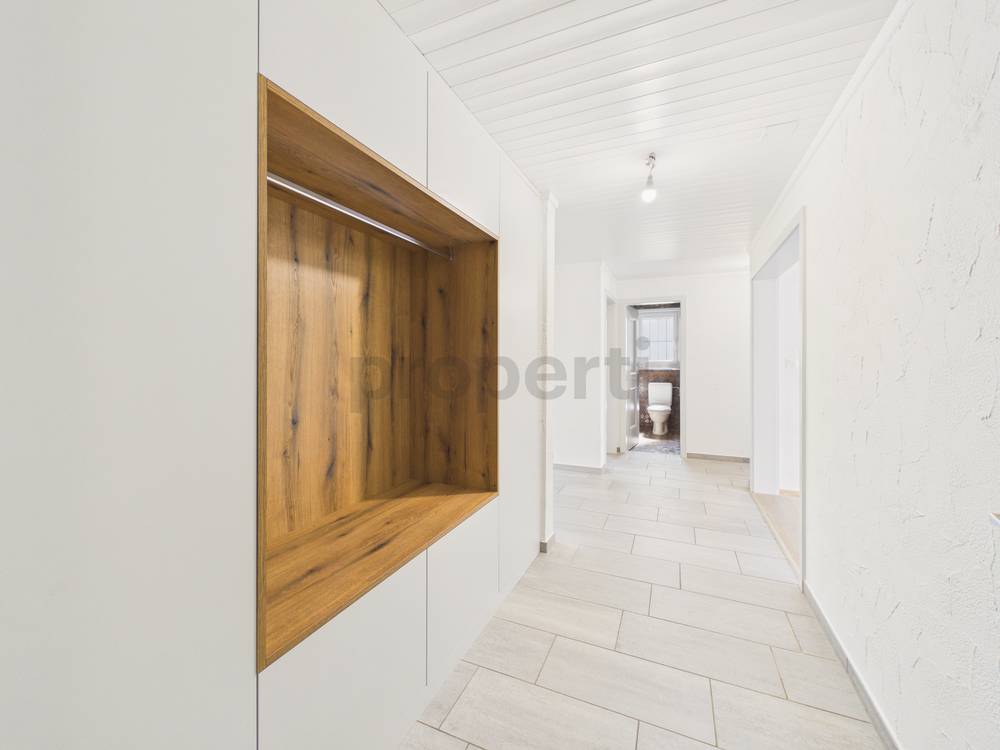 Heller Flur mit Einbauschrank und Blick zum WC
