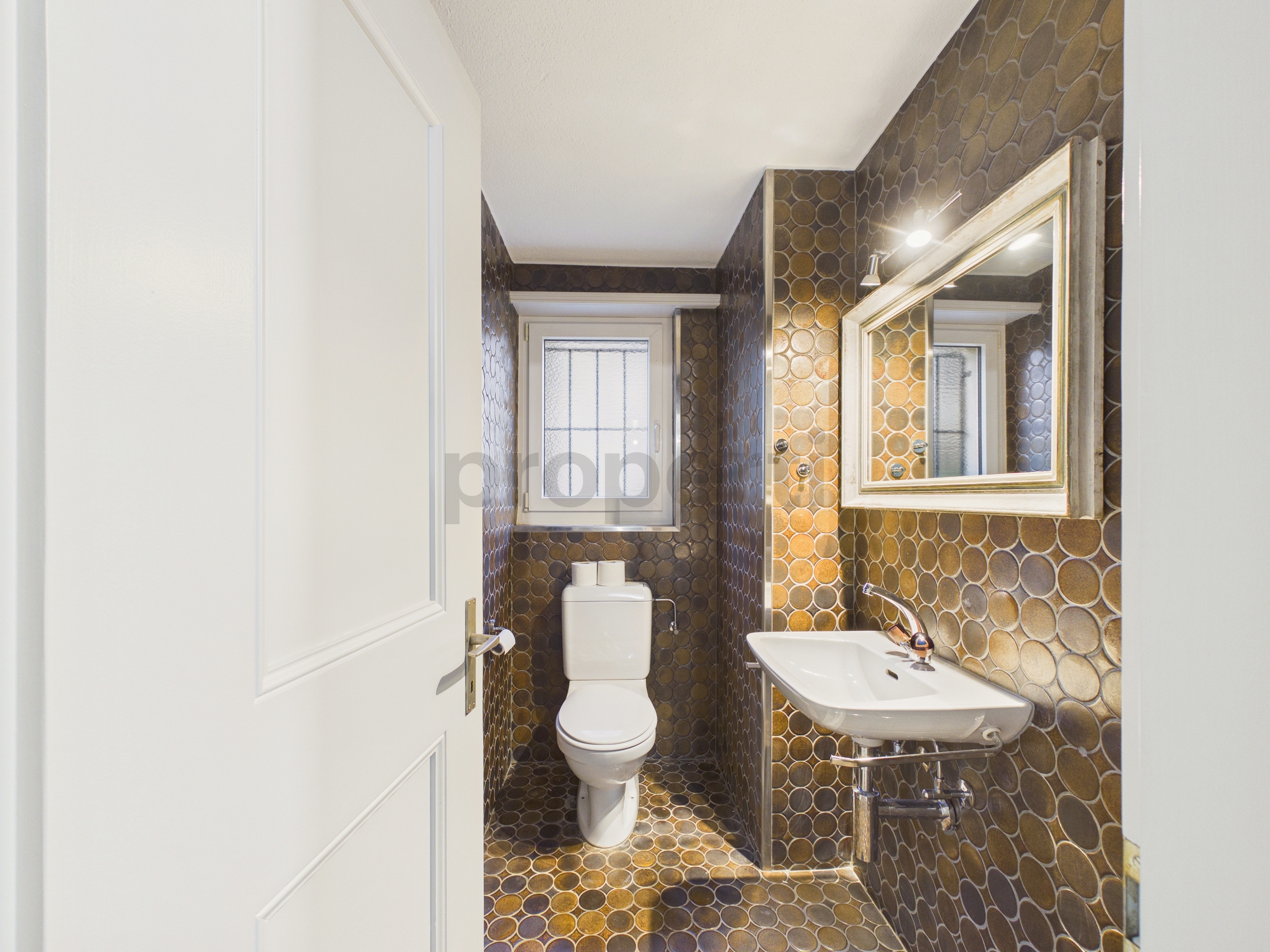 Gäste-WC mit Mosaikfliesen
