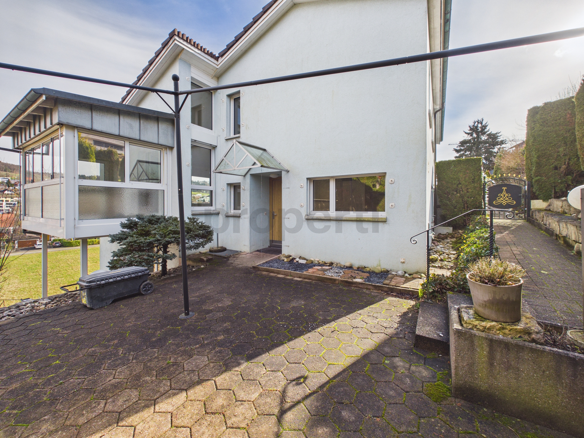 Außenansicht eines Einfamilienhauses mit Gartenweg