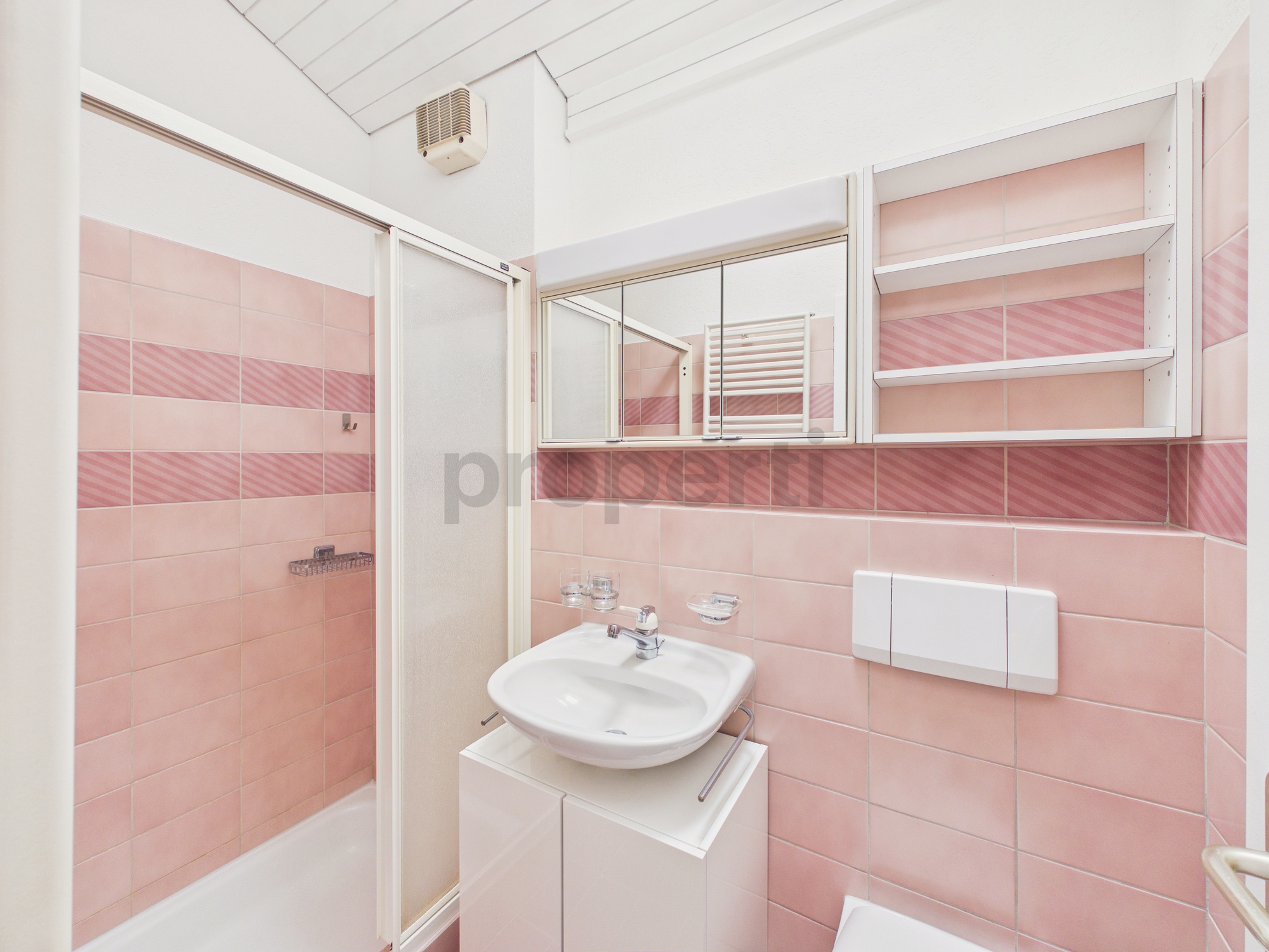 Kleines rosa Badezimmer