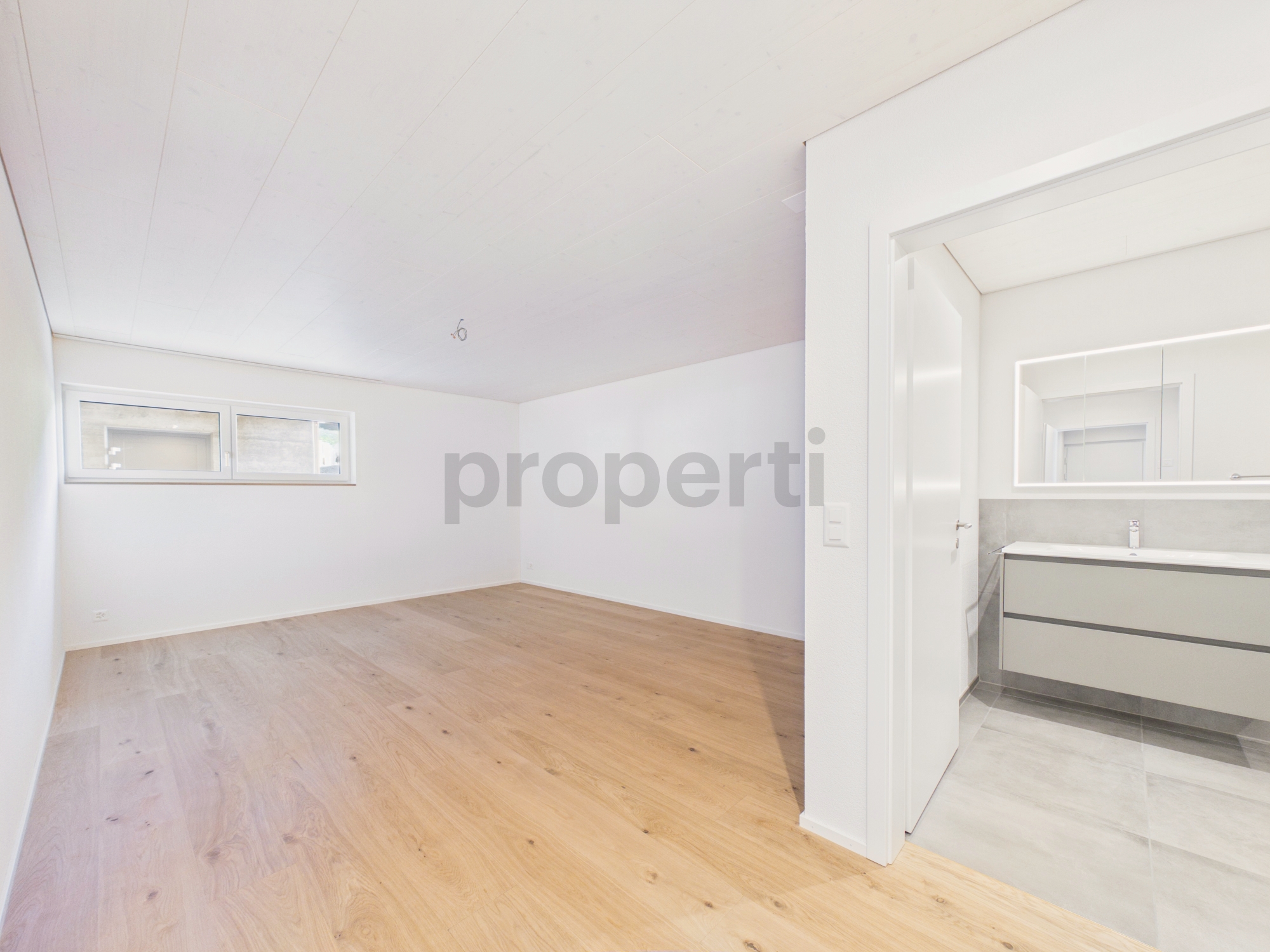Helles, modernes Schlafzimmer mit angrenzendem Badezimmer