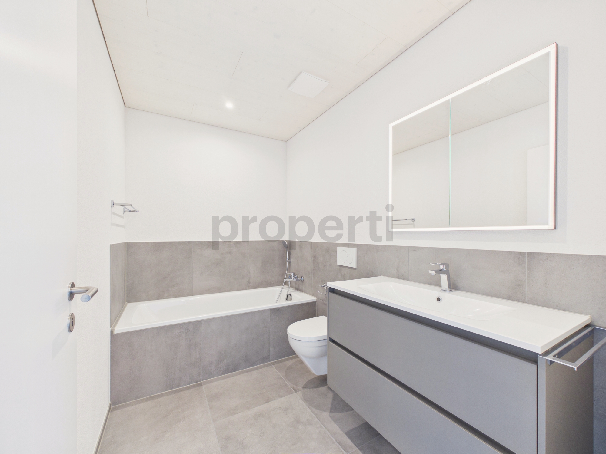 Modernes Badezimmer mit Badewanne und Waschtisch