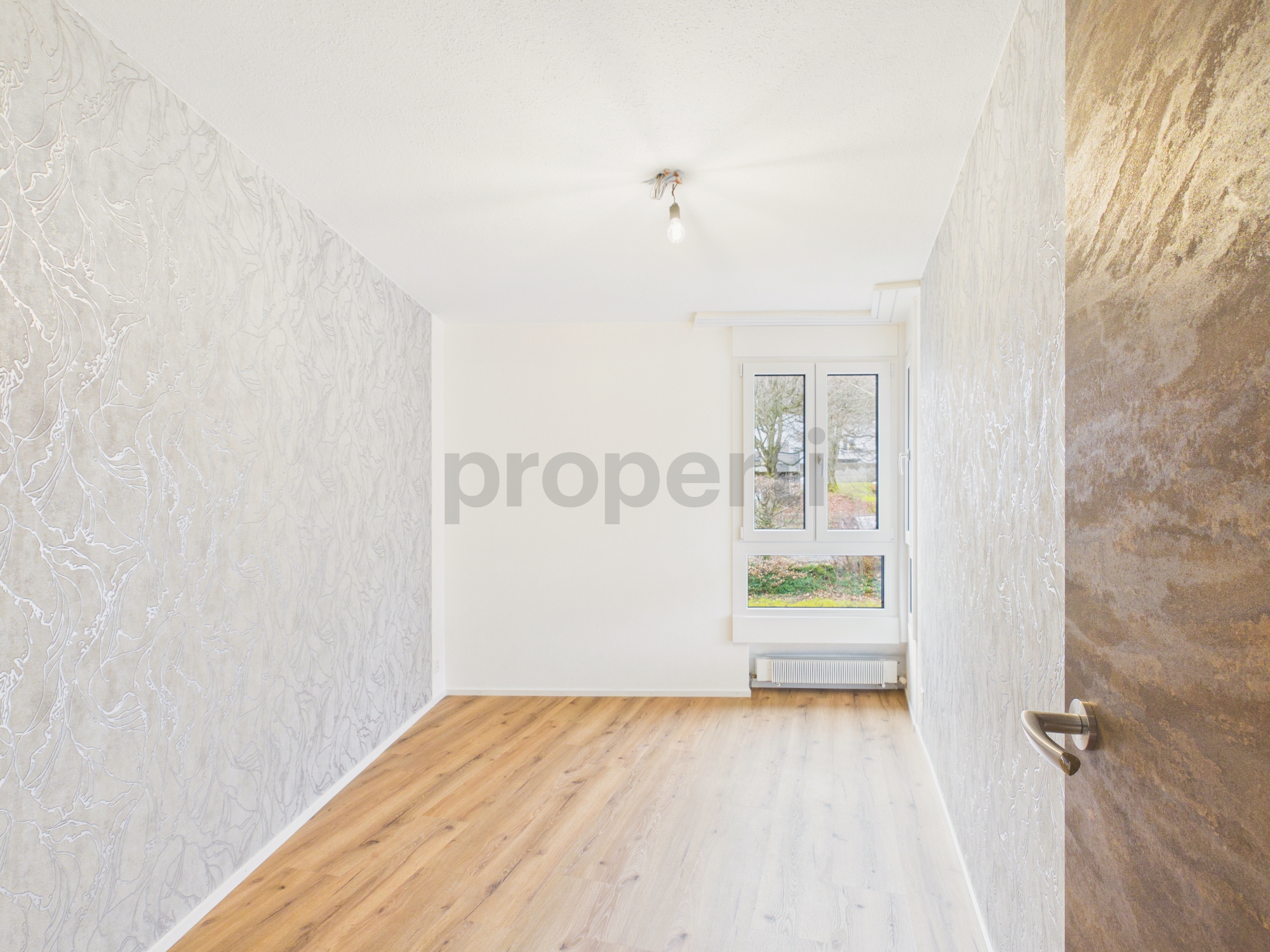 Heller leerer Raum mit Fenster