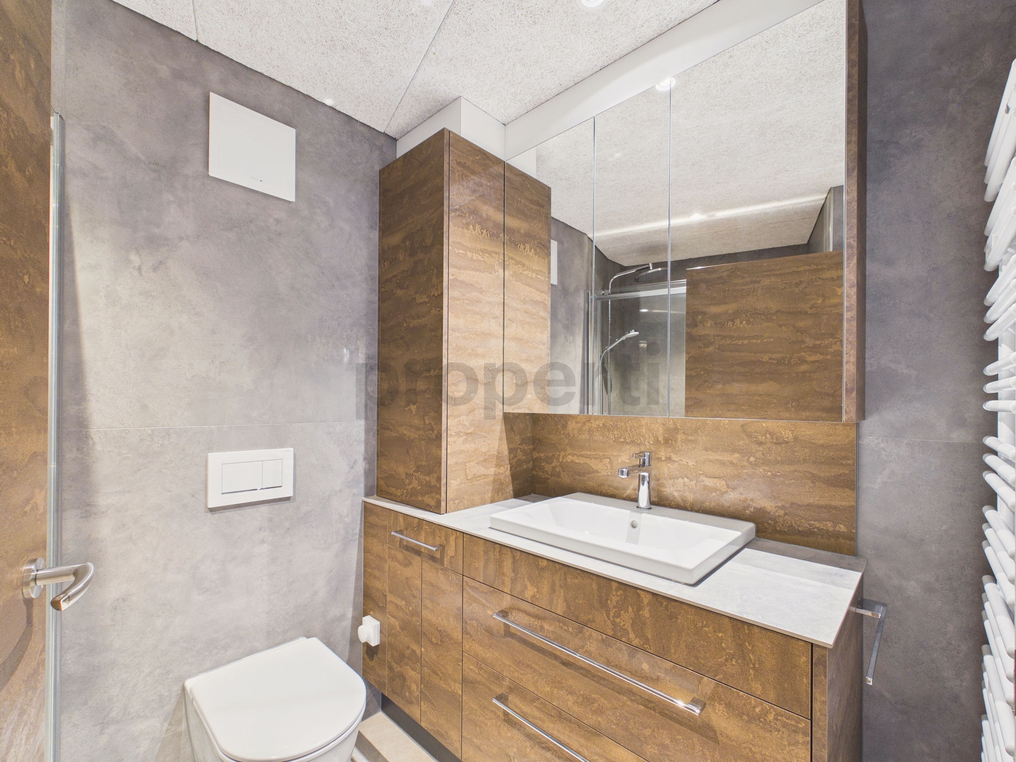 Modernes Badezimmer mit Holzoptik und grauen Wänden