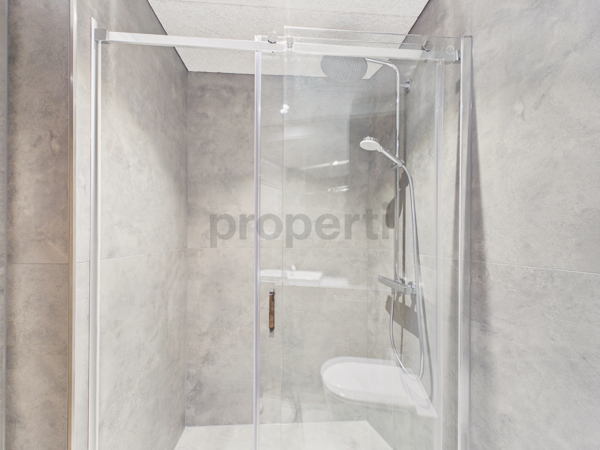 Moderne Dusche mit Glasabtrennung