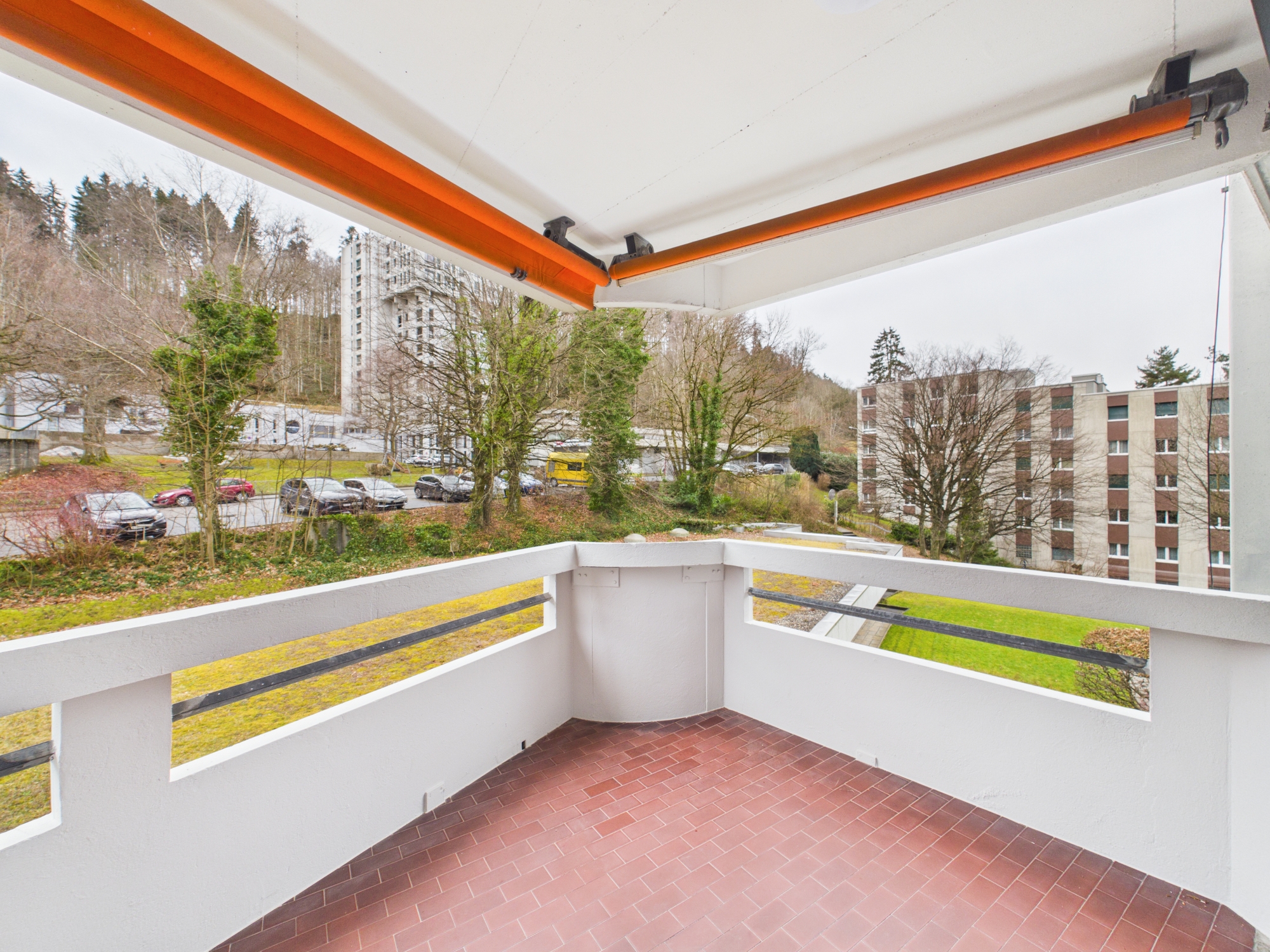 Überdachter Balkon mit Blick ins Grüne