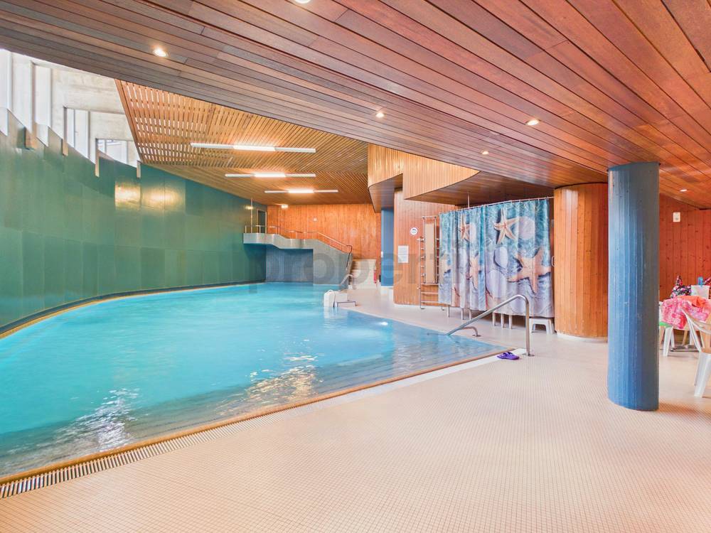 Innenpool mit Holzdecke