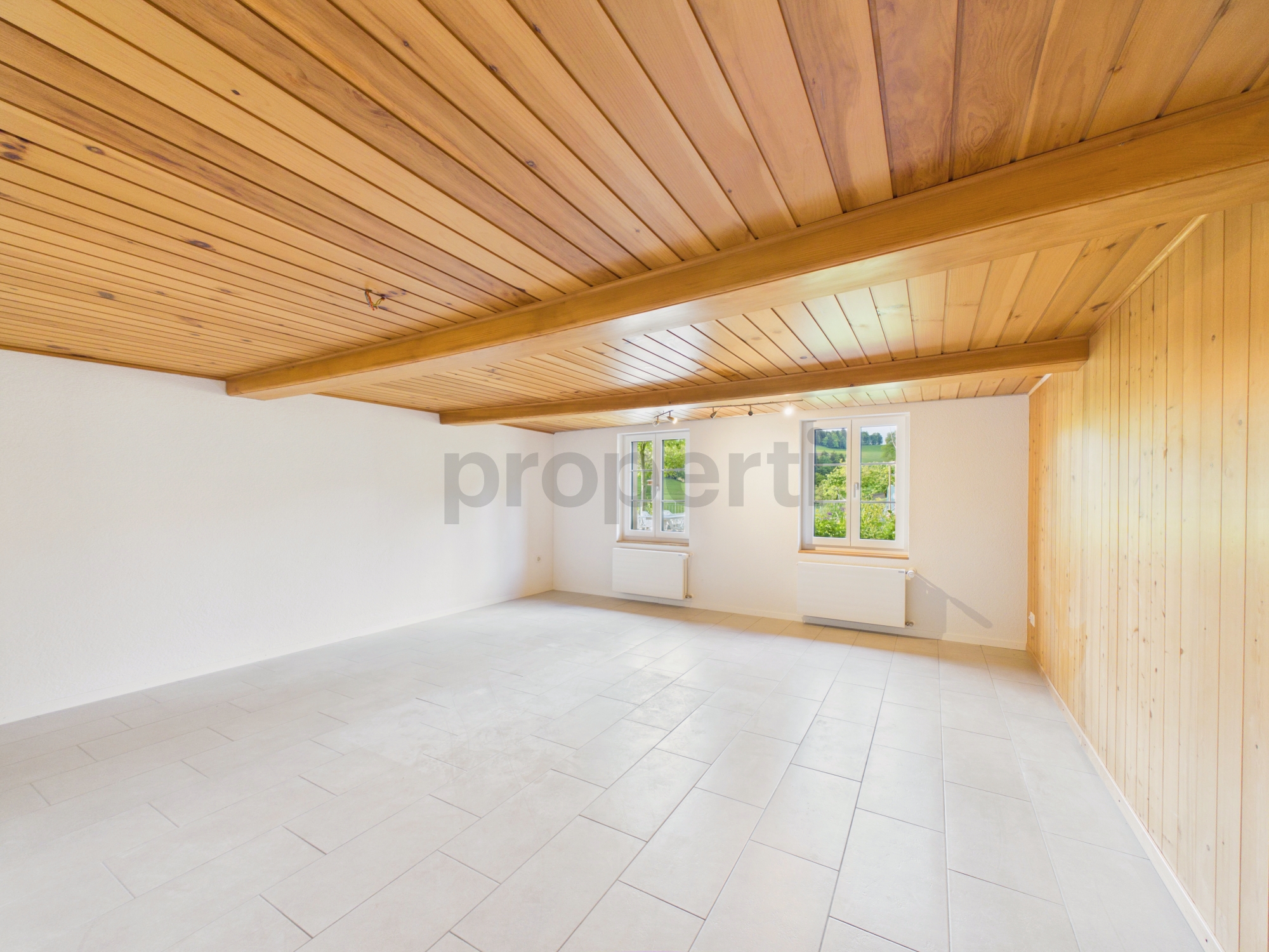 Heller leerer Raum mit Holzdecke