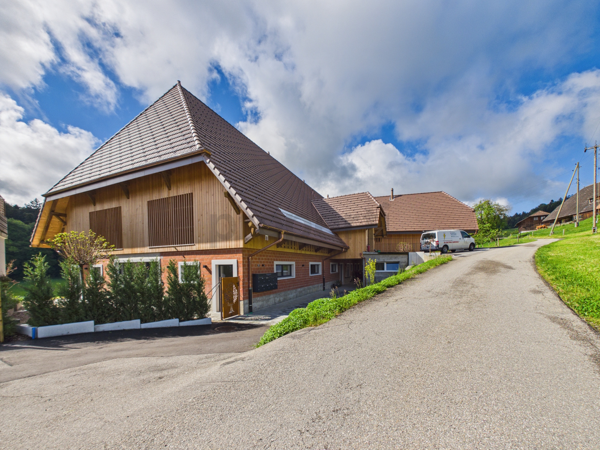 Ländliches Wohnhaus mit steilem Satteldach