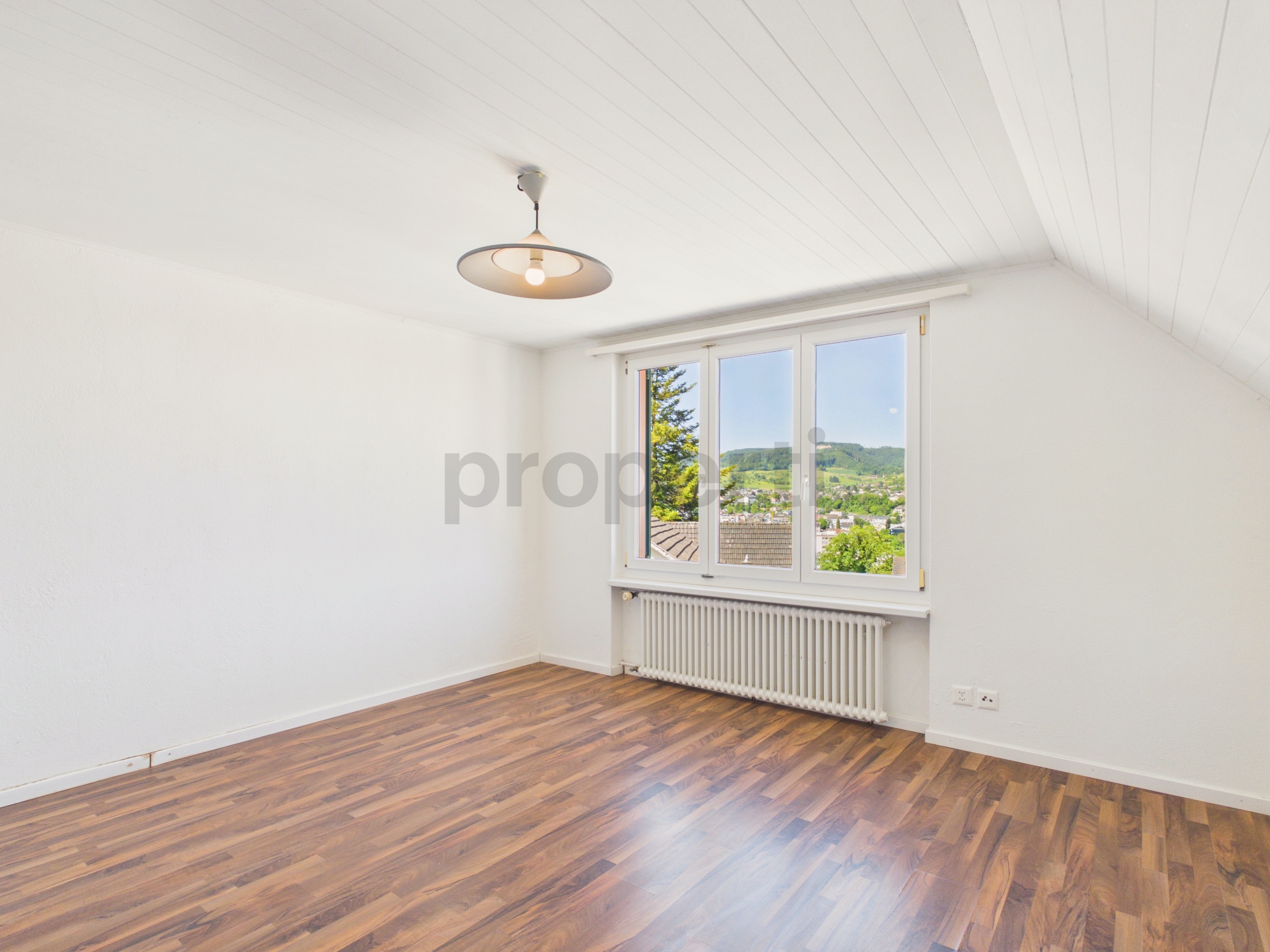 Heller leerer Raum mit Panoramafenster