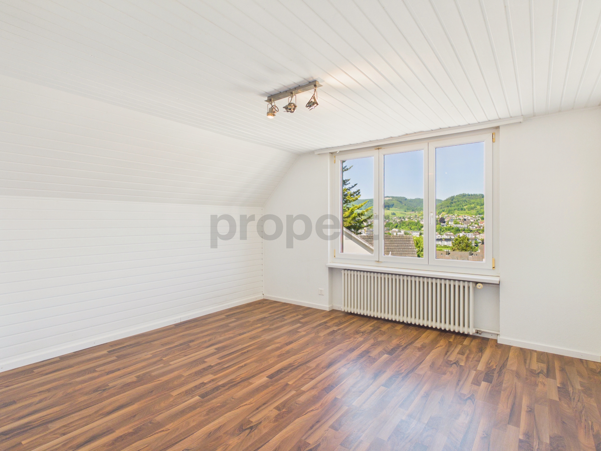 Helles Dachgeschosszimmer mit Bergblick