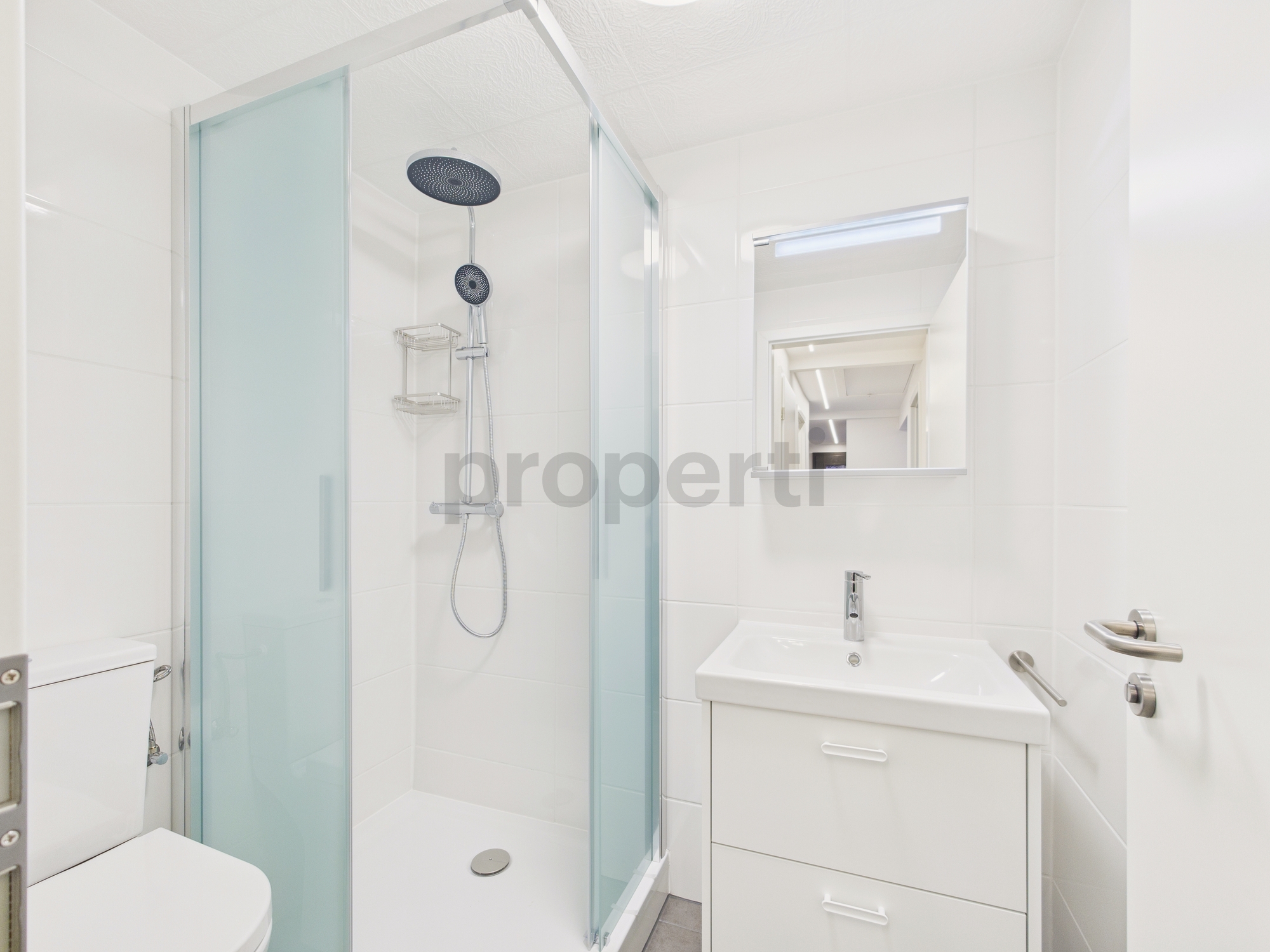 Modernes Badezimmer mit Dusche