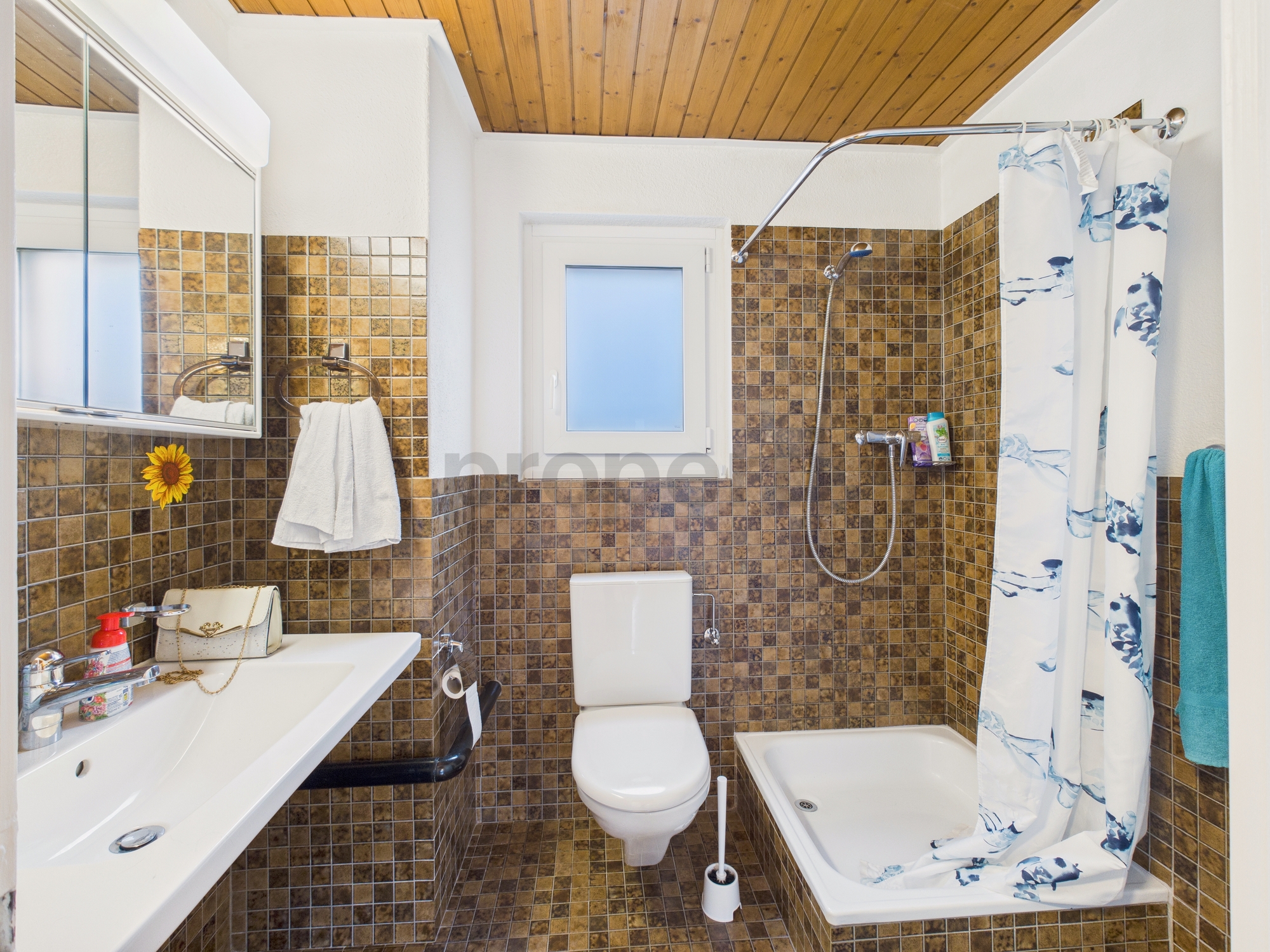 Kleines Badezimmer mit Wanne und WC
