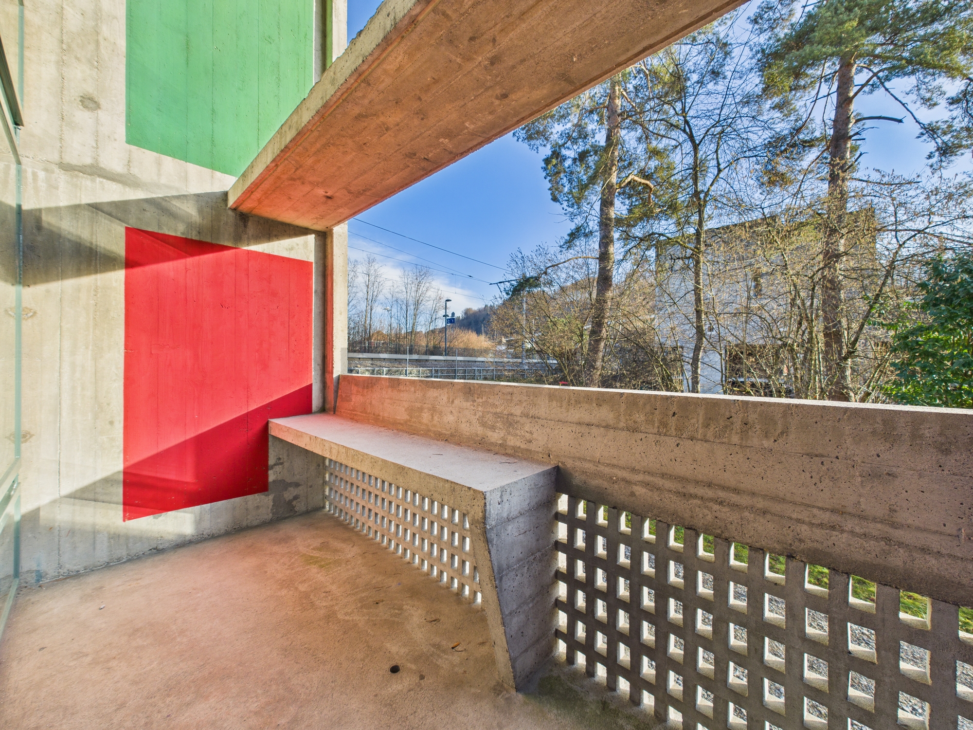 Betonbalkon mit farbigen Wandflächen