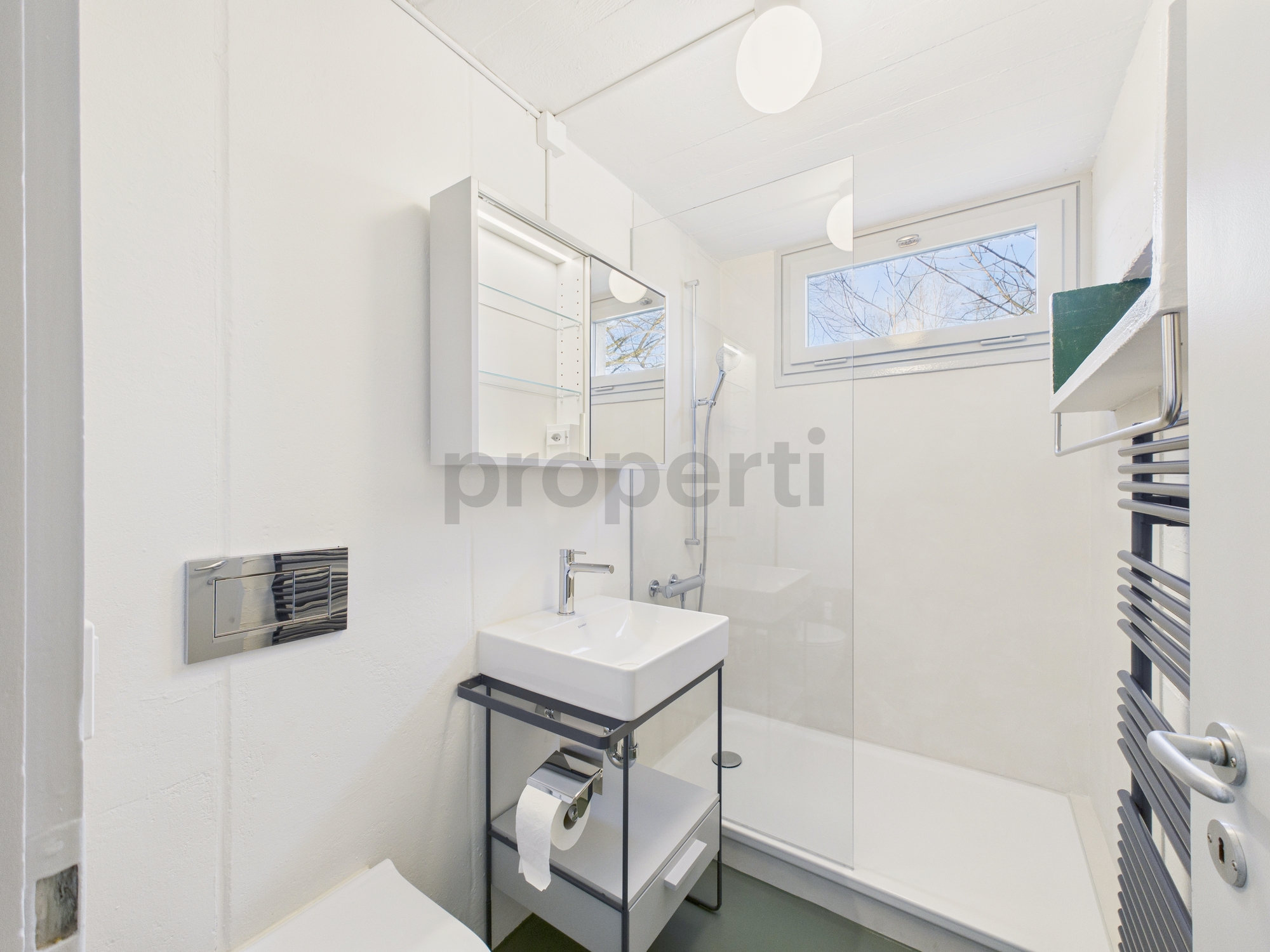 Modernes Badezimmer mit Dusche und Fenster