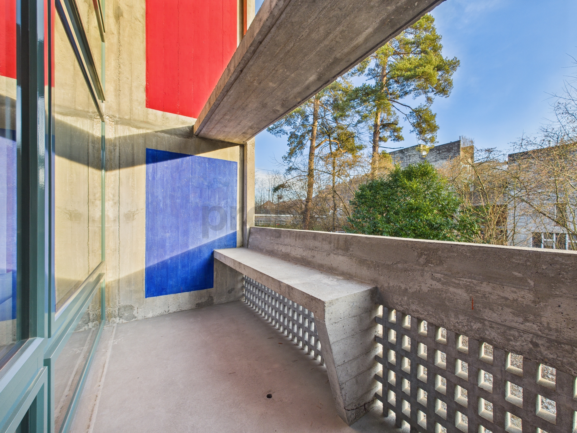 Betonbalkon mit Blick ins Grüne