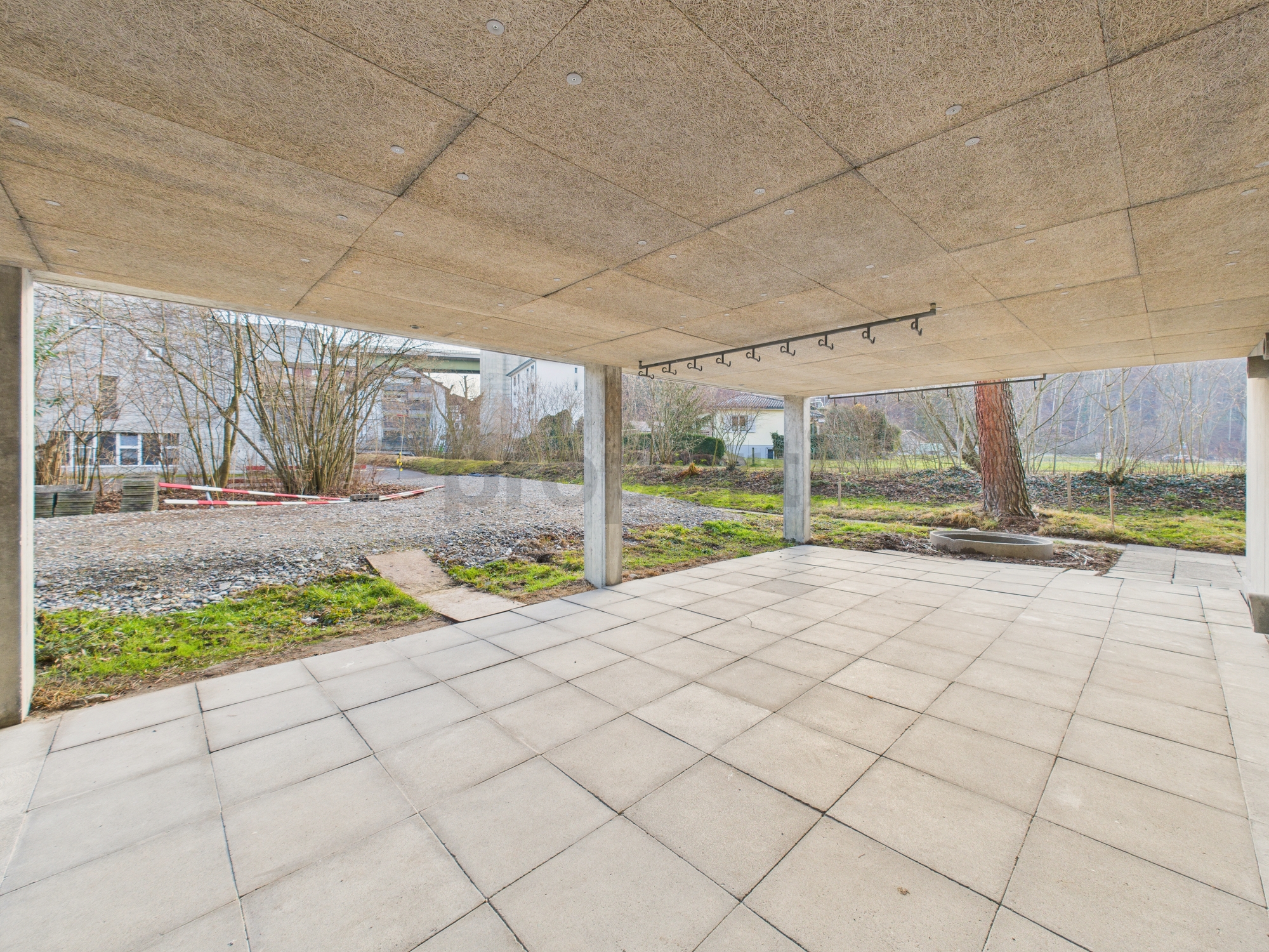 Überdachte Terrasse mit Blick ins Grüne