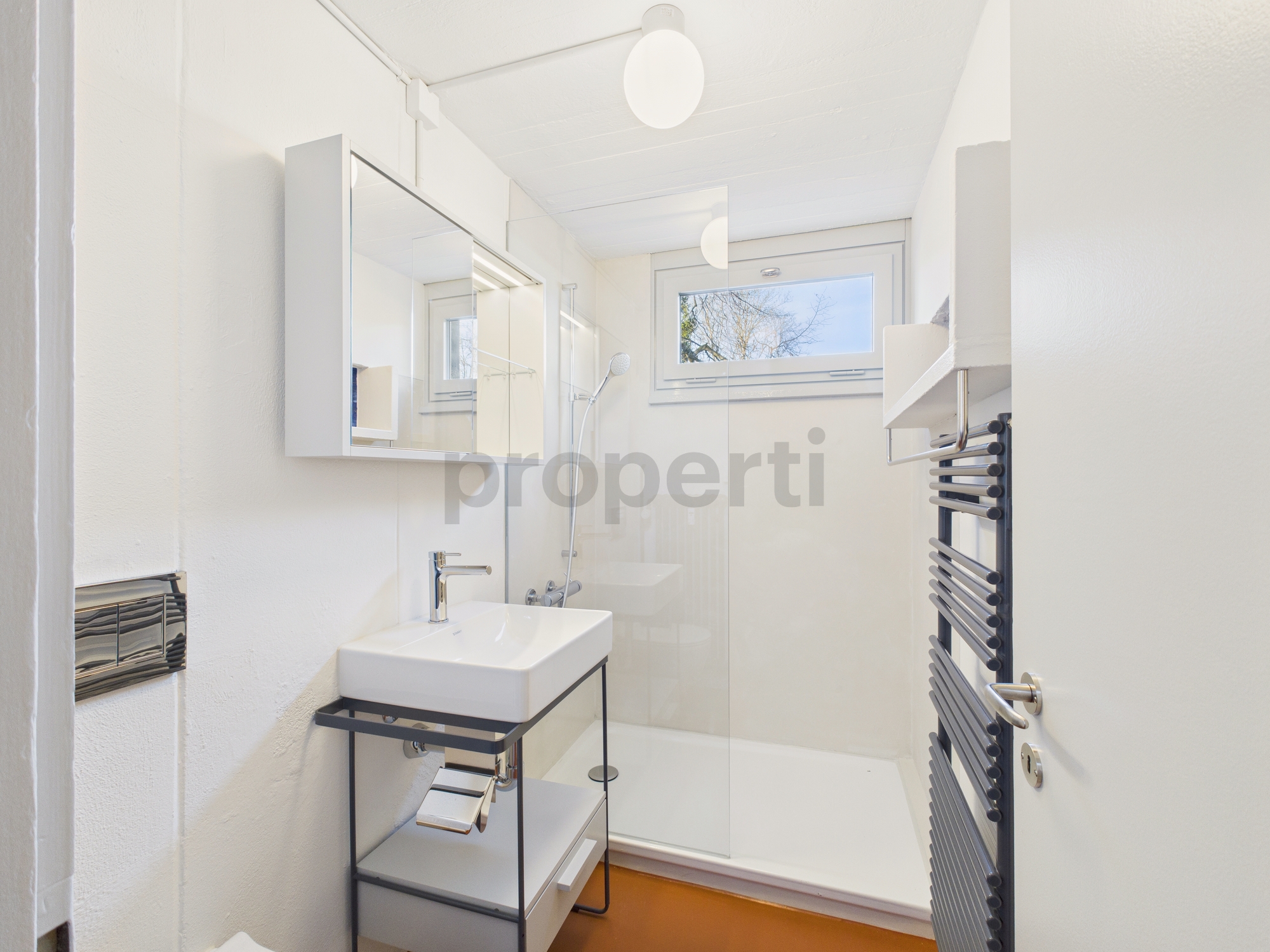 Kleines modernes Badezimmer
