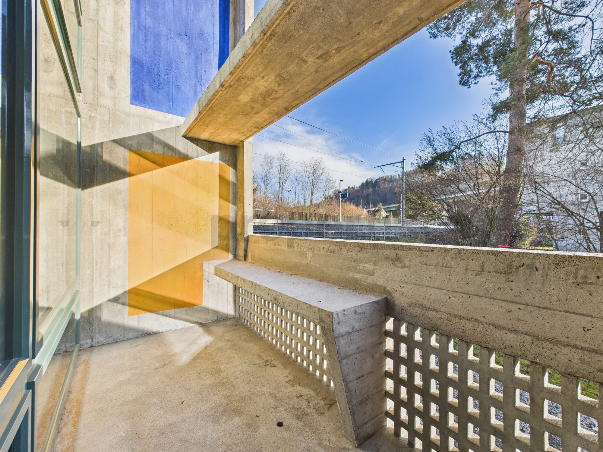 Balkon mit Betonbrüstung und Ausblick