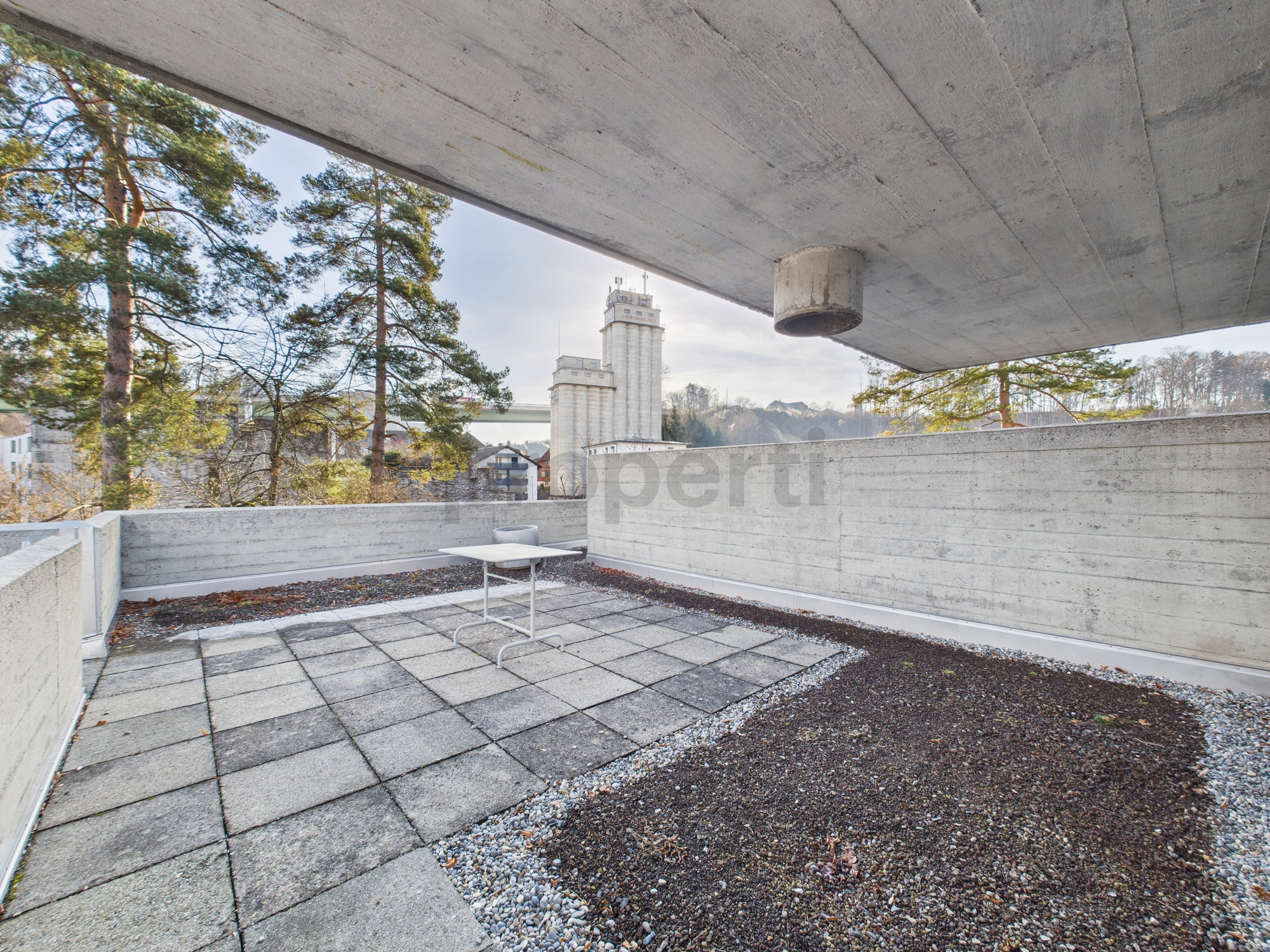 Betonterrasse mit Blick ins Grüne