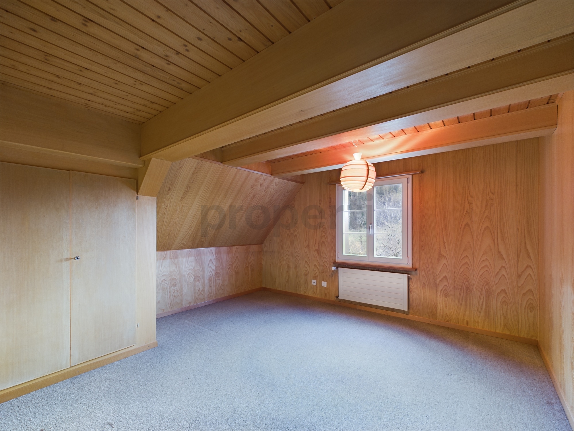 Dachgeschosszimmer mit Holzverkleidung
