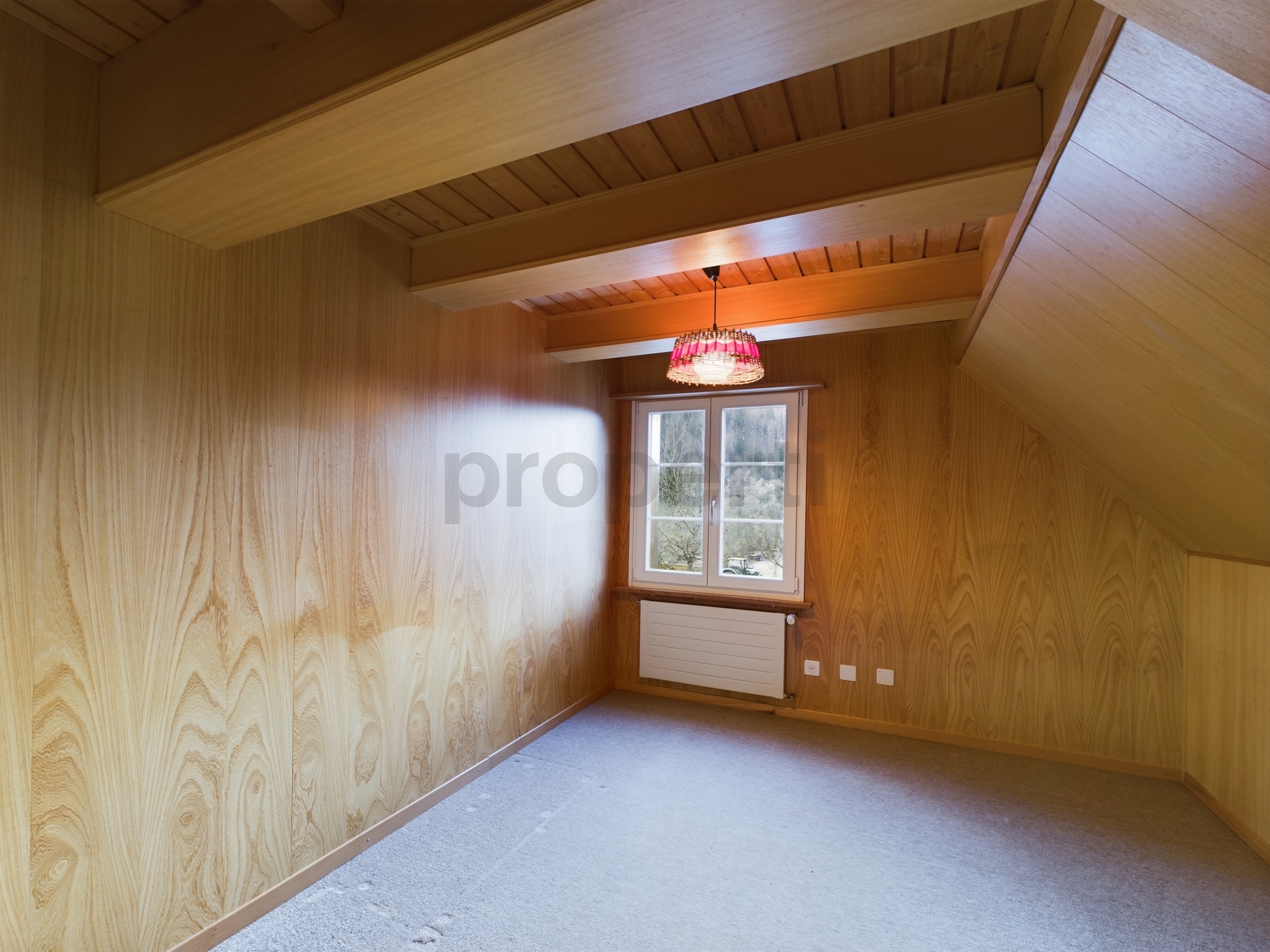 Holzverkleideter Dachraum