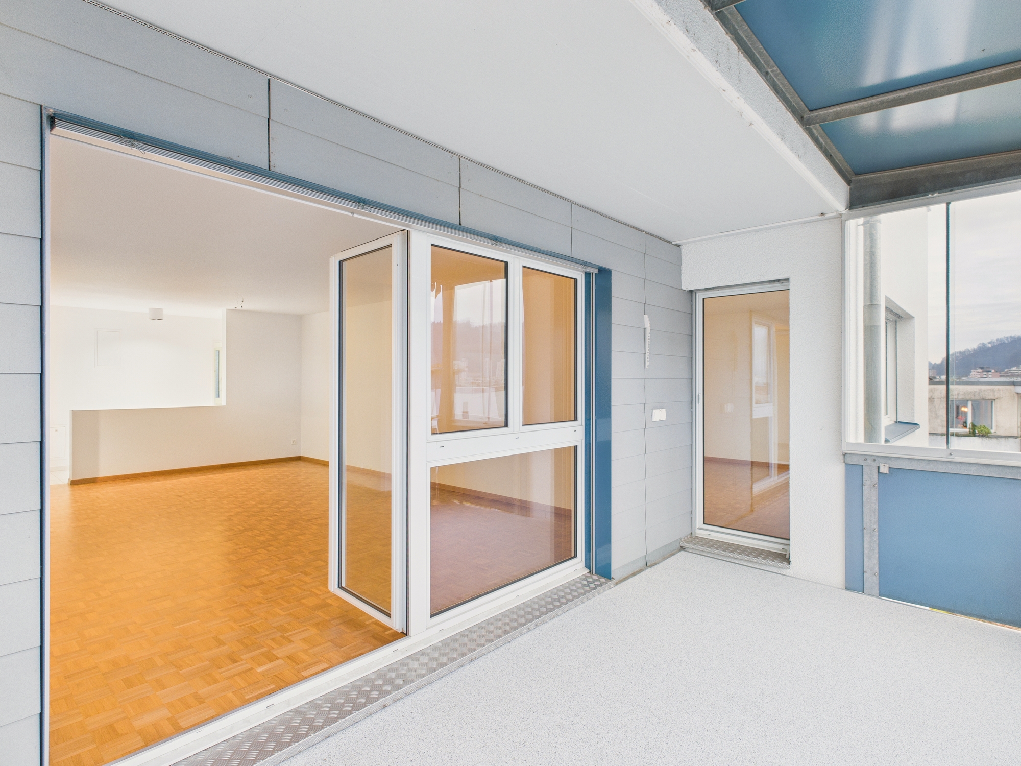 Heller Balkon mit Blick in einen Wohnraum