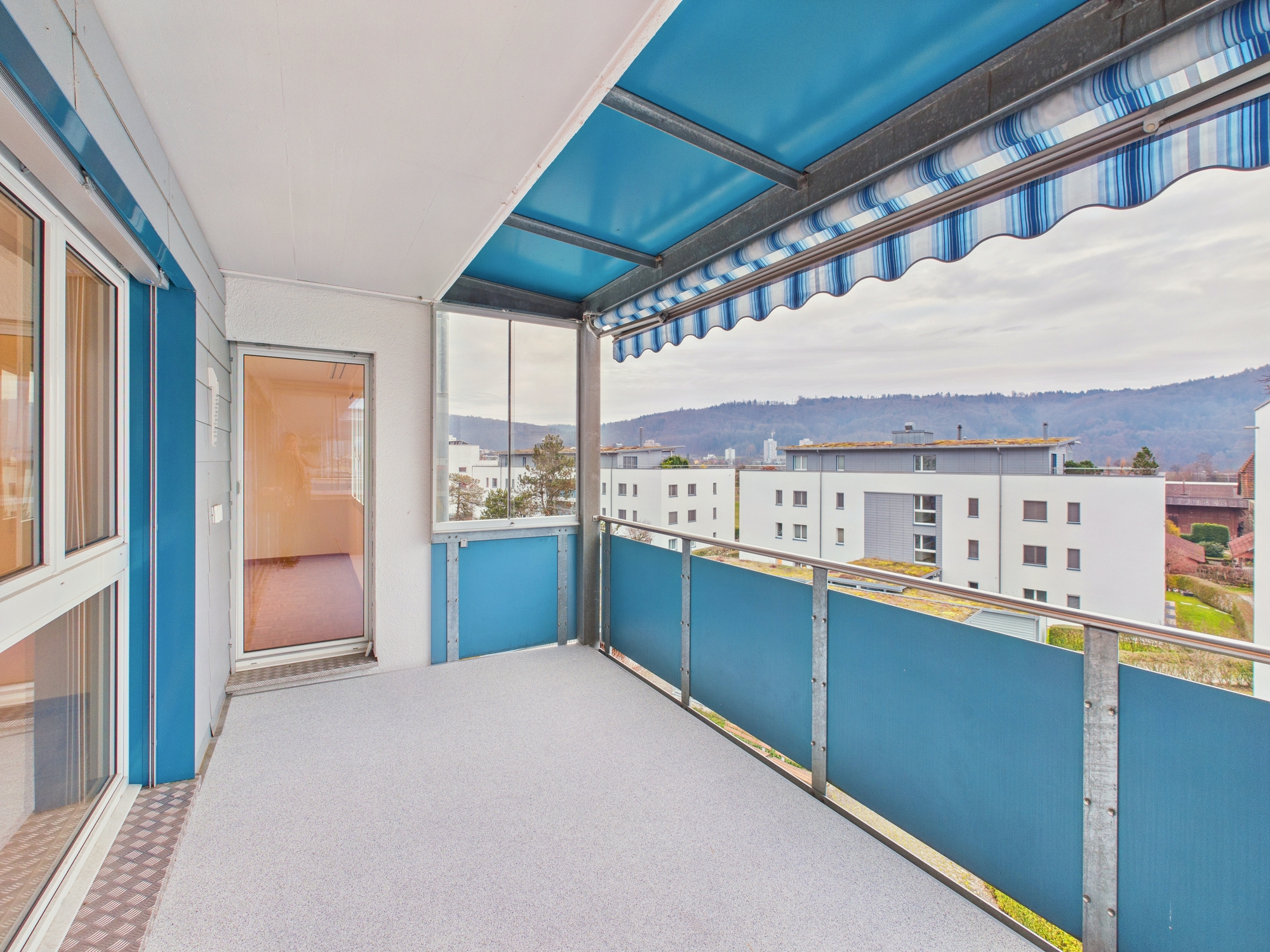Überdachter Balkon mit Bergblick