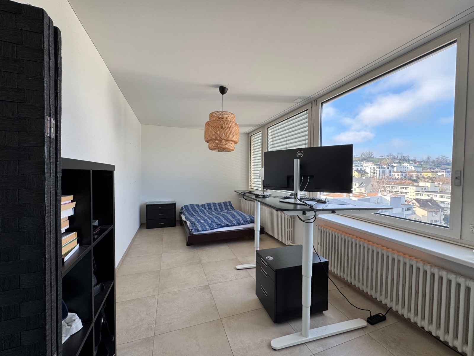 Helles Arbeitszimmer mit Panoramafenster