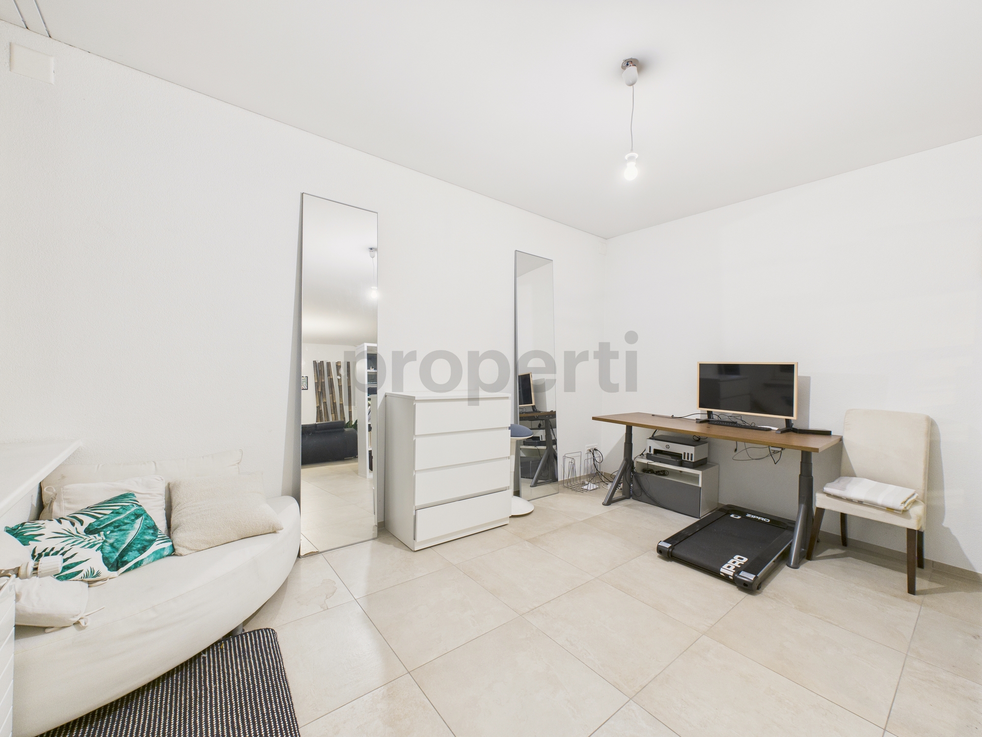 Helles Mehrzweckzimmer mit Sitz- und Arbeitsbereich