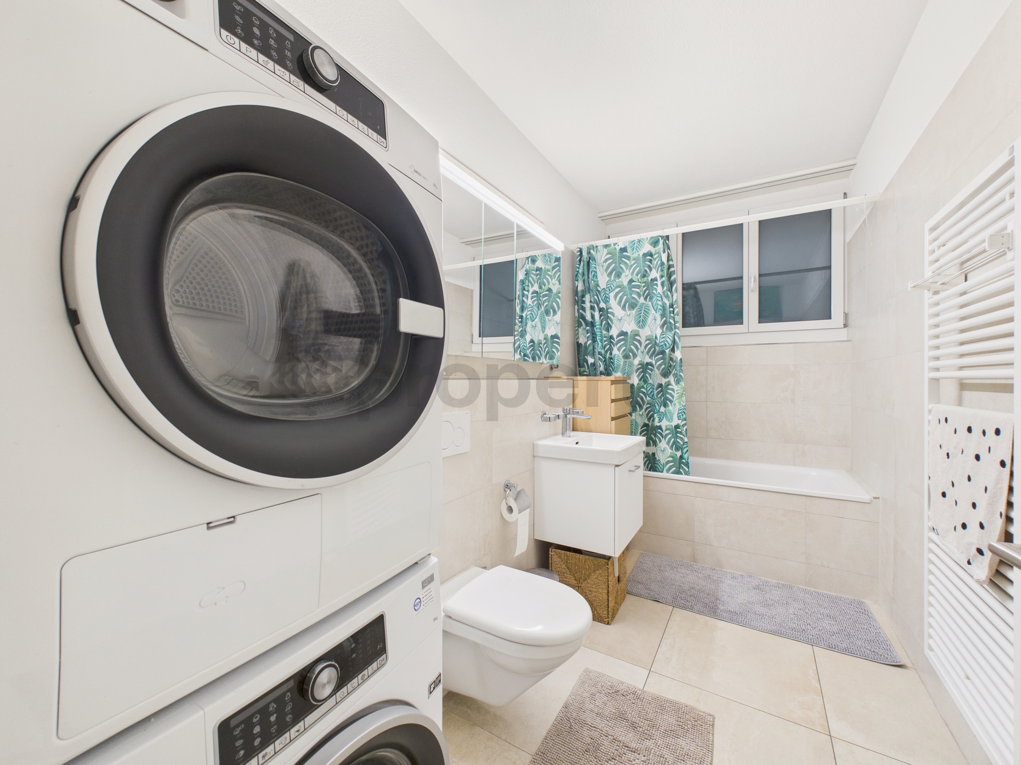 Badezimmer mit Waschtisch und Waschmaschine