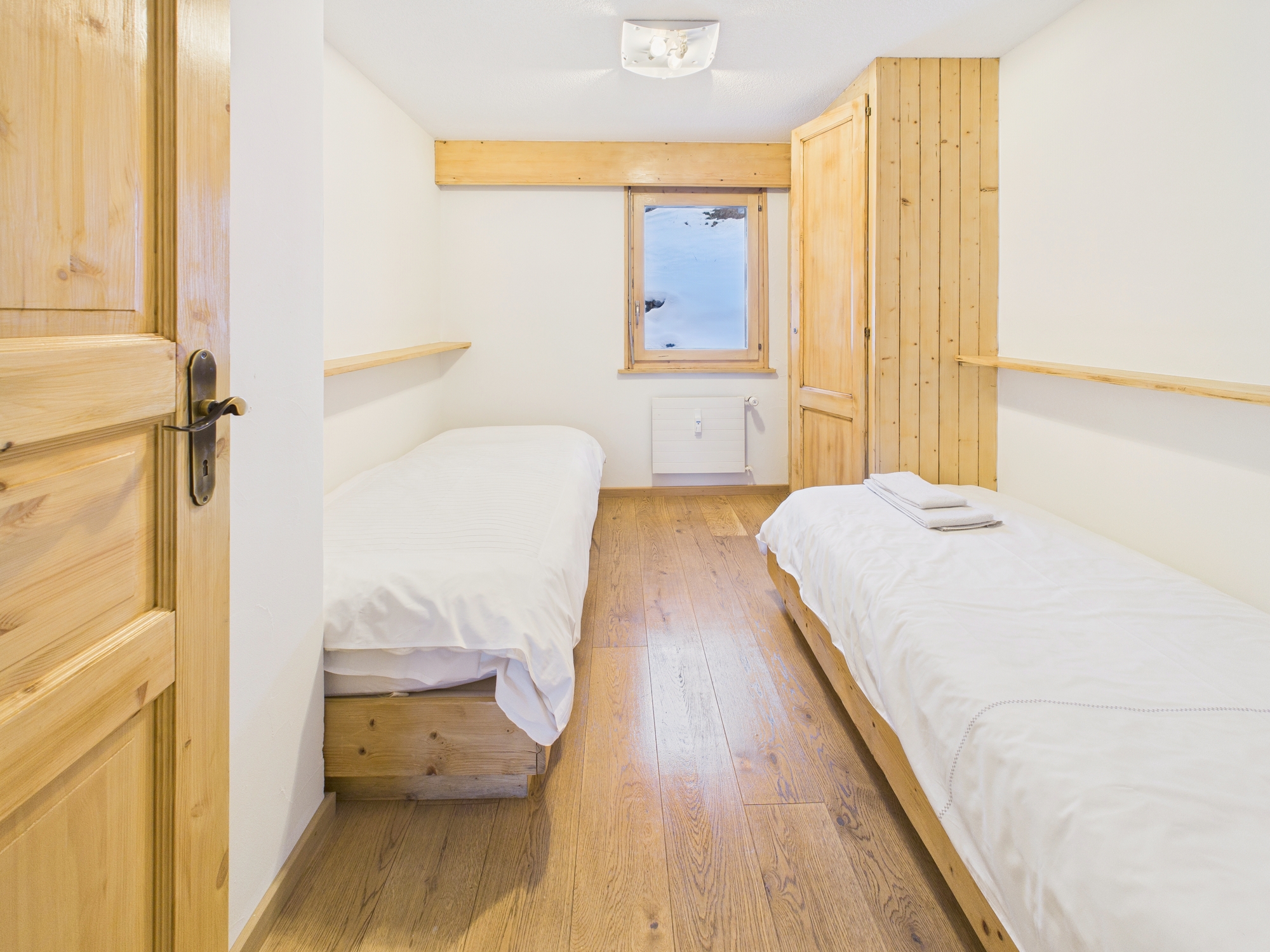 Kleines Schlafzimmer mit zwei Einzelbetten
