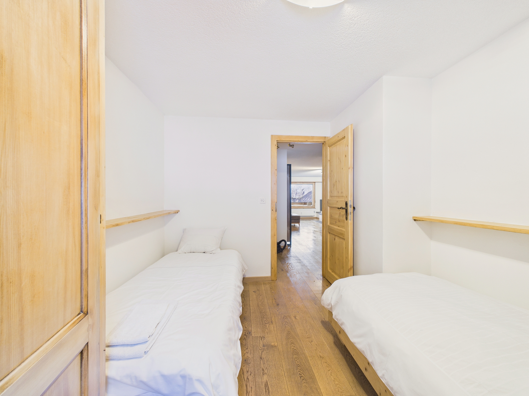 Kleines Schlafzimmer mit zwei Einzelbetten