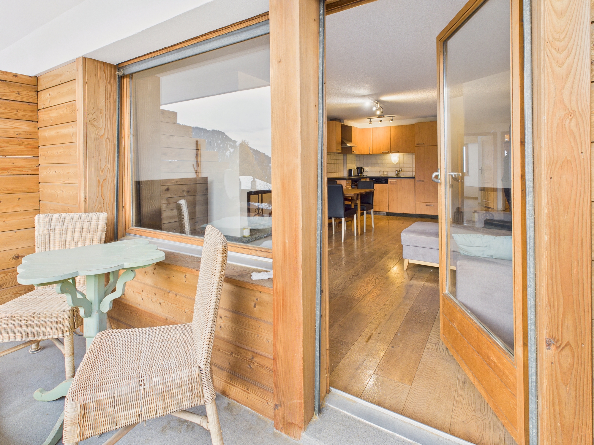 Balkon mit Blick in den Wohnbereich