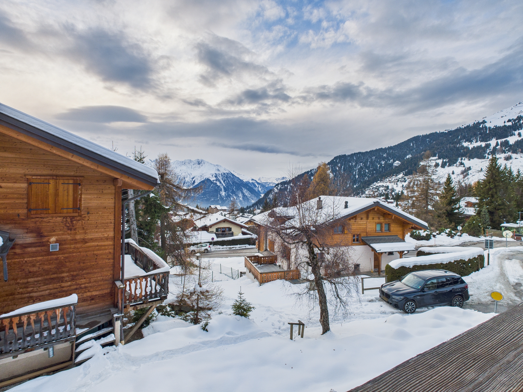 Alpines Winterdorf mit Holzchalet