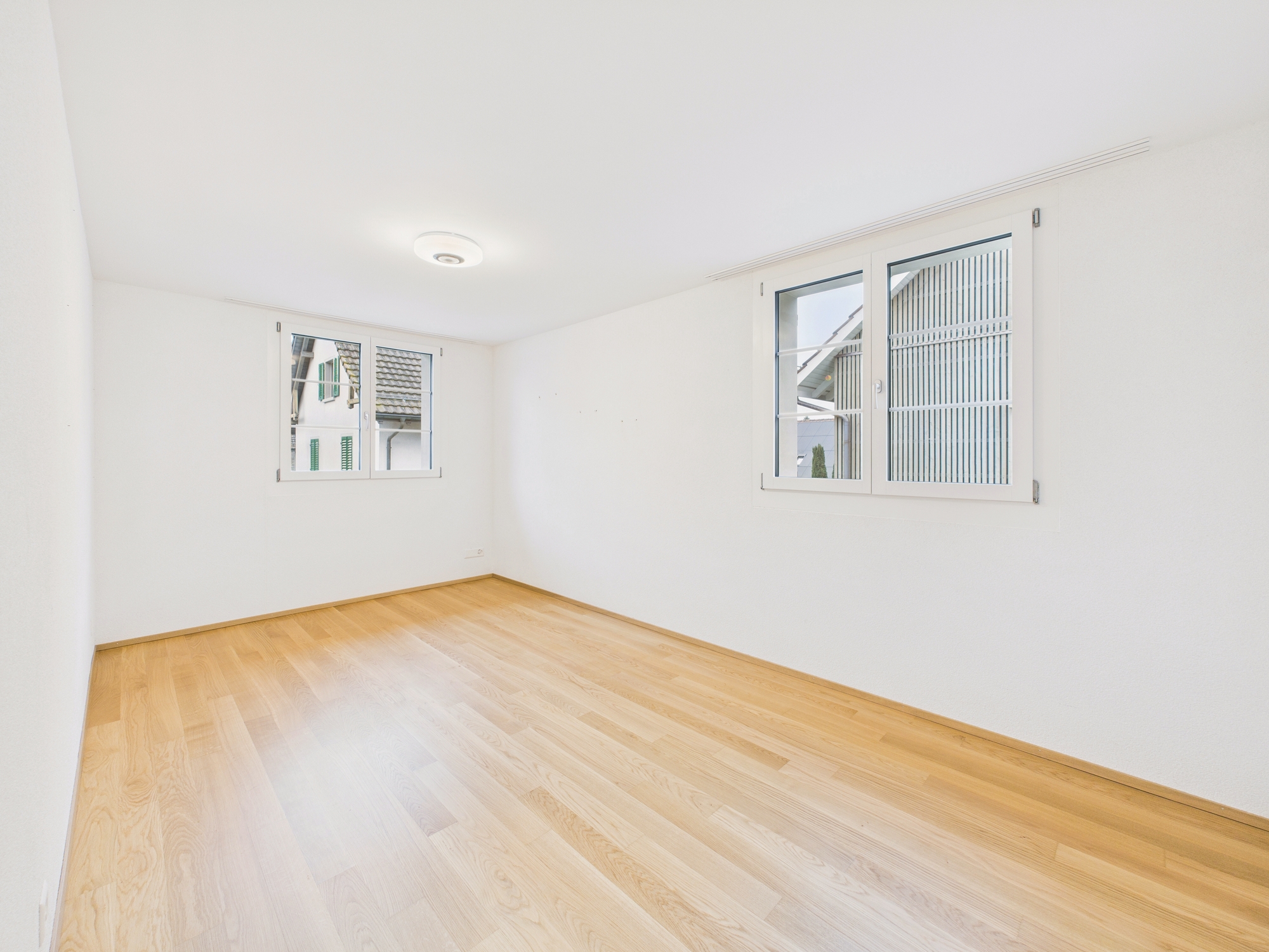 Helles leeres Zimmer mit zwei Fenstern