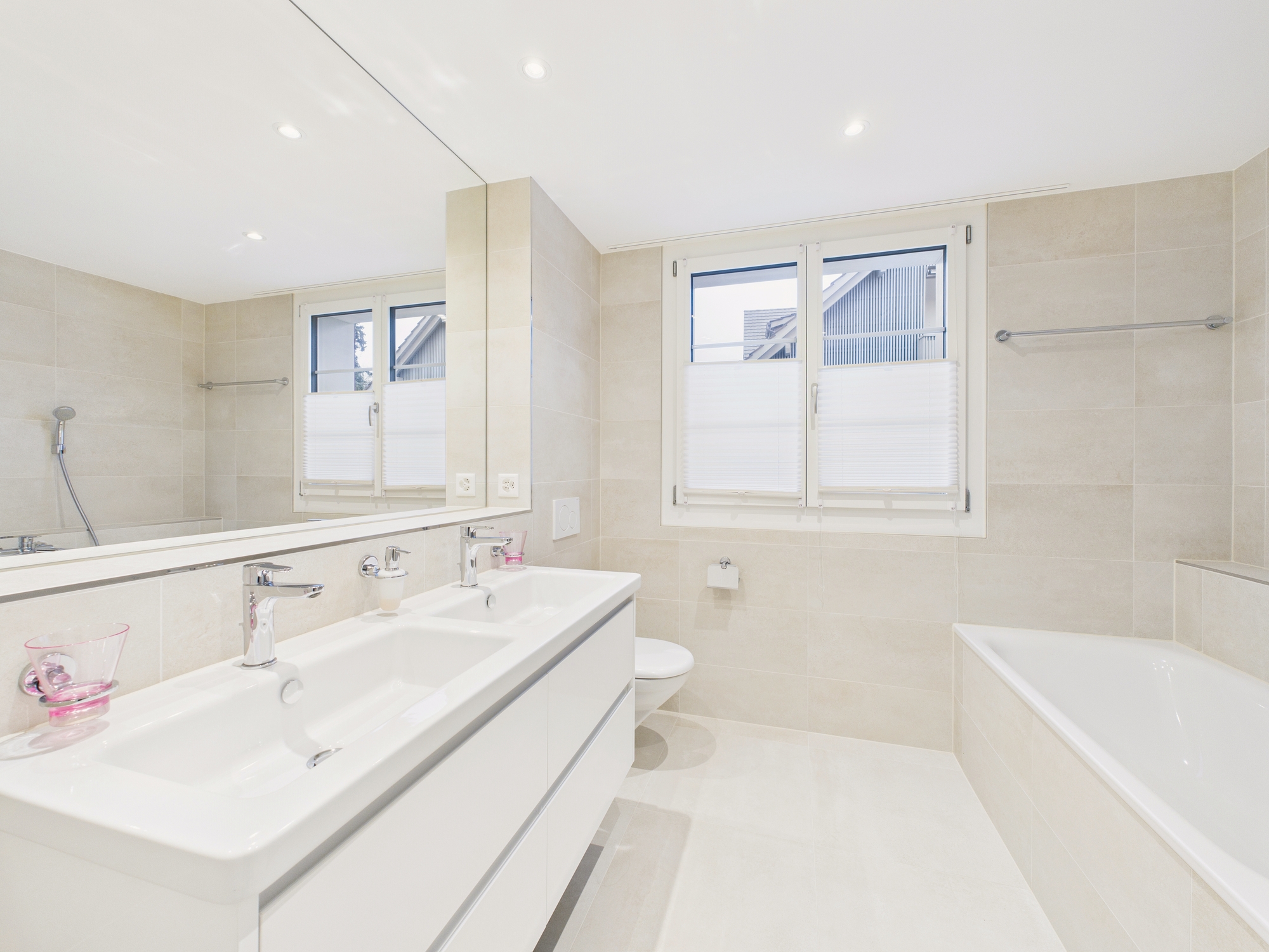 Modernes Badezimmer mit Doppelwaschtisch und Badewanne