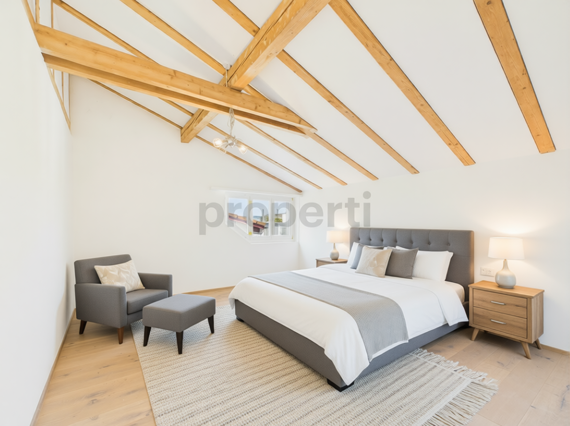 Helles Schlafzimmer mit sichtbaren Holzbalken